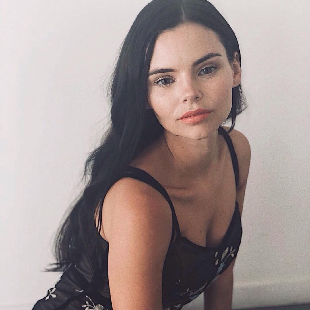 1080x1080 Eline Powell Wallpaper