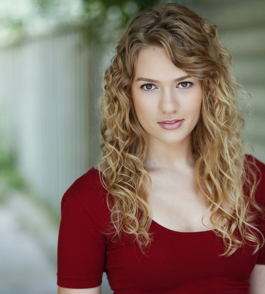 902x1000 Tori Anderson Wallpaper