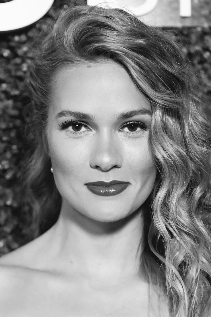 736x1104 Tori Anderson Image