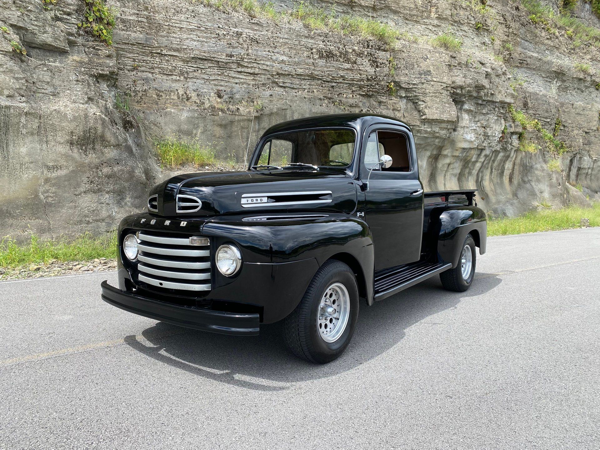 1920x1440 Ford F1 Garage
