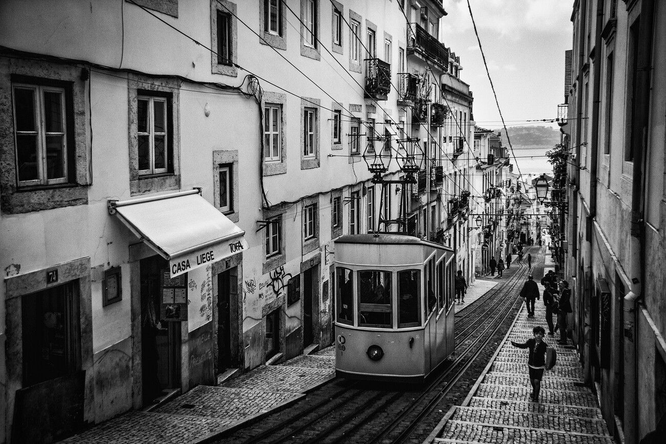 1300x867 Poster Tram in Lisbon