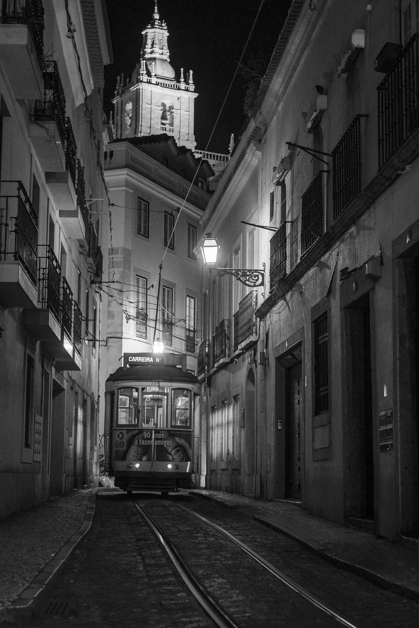 1333x2000 The best spots along Lisbon's Tram №28