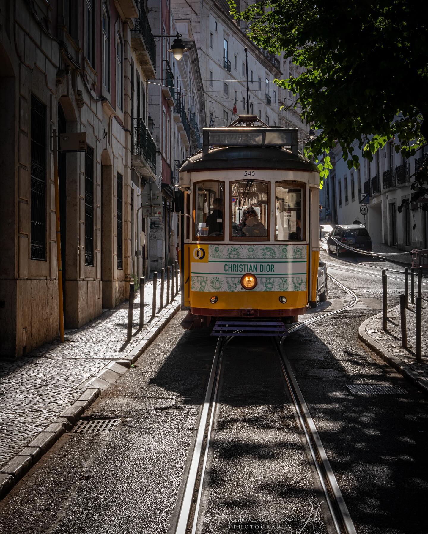 1440x1798 Lisbon Tram Guide (With Map)
