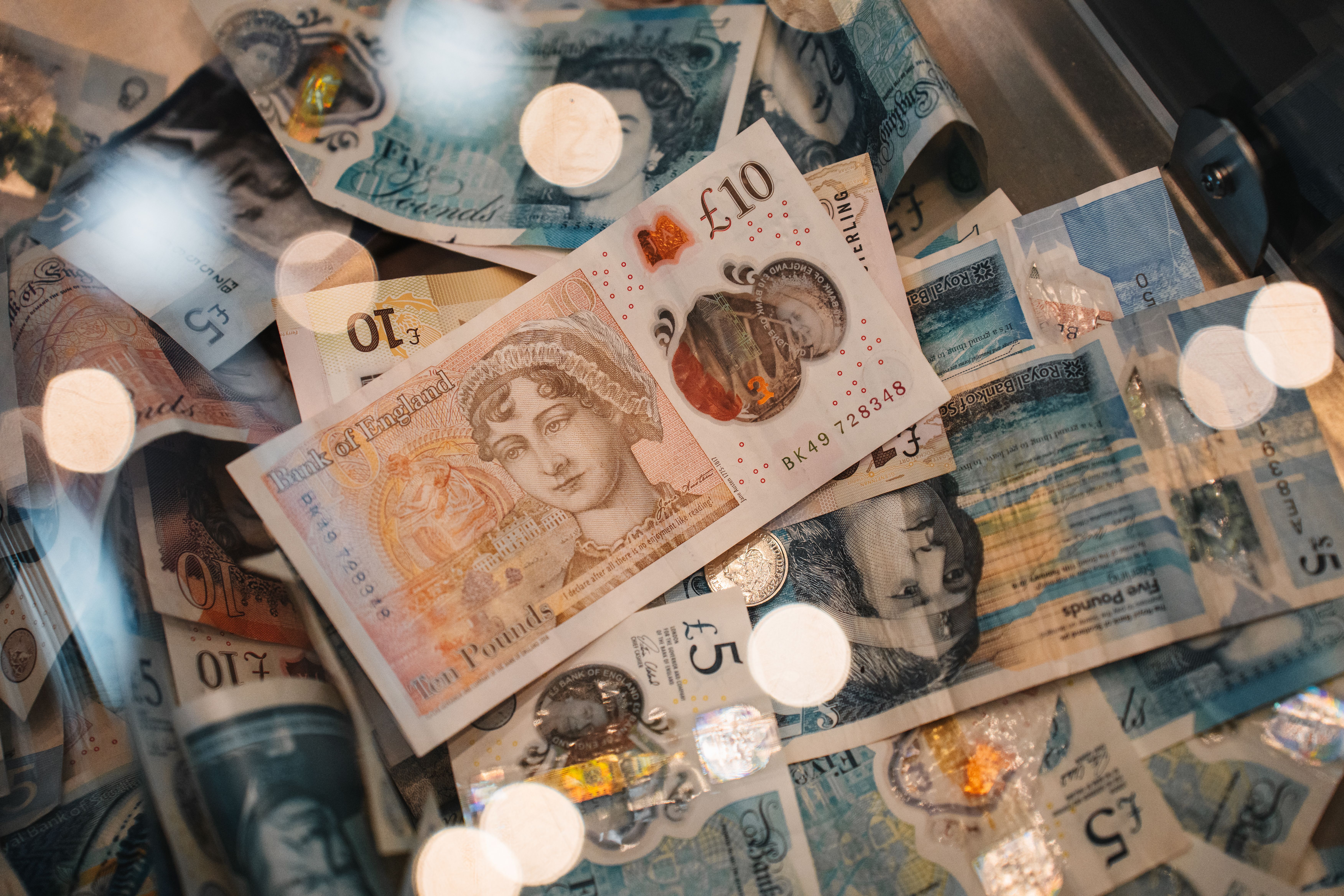 7008x4672 Close Up Of British Pound Sterling Currency Notes · Free