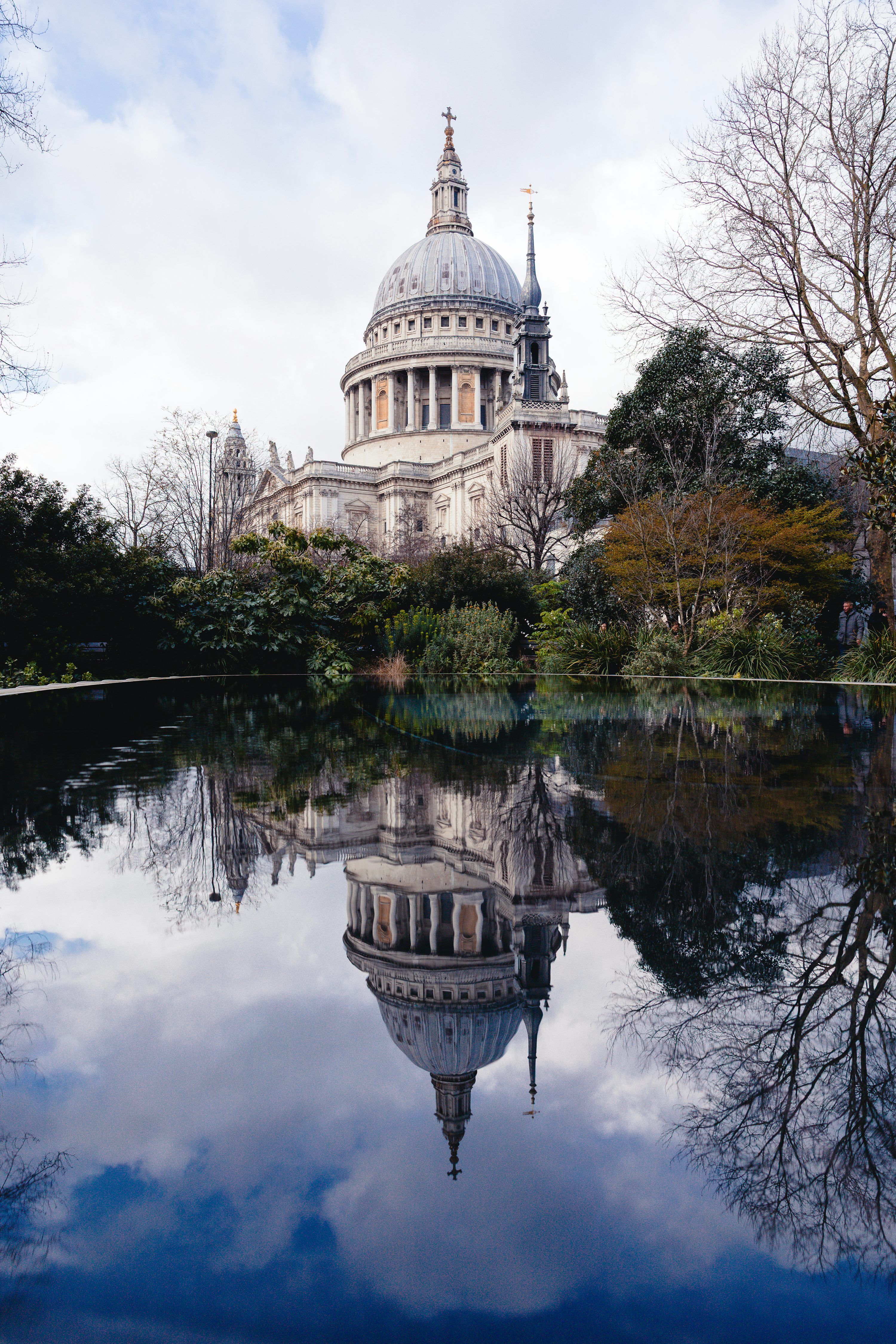 3000x4500 St. paul's cathedral reflected in the water