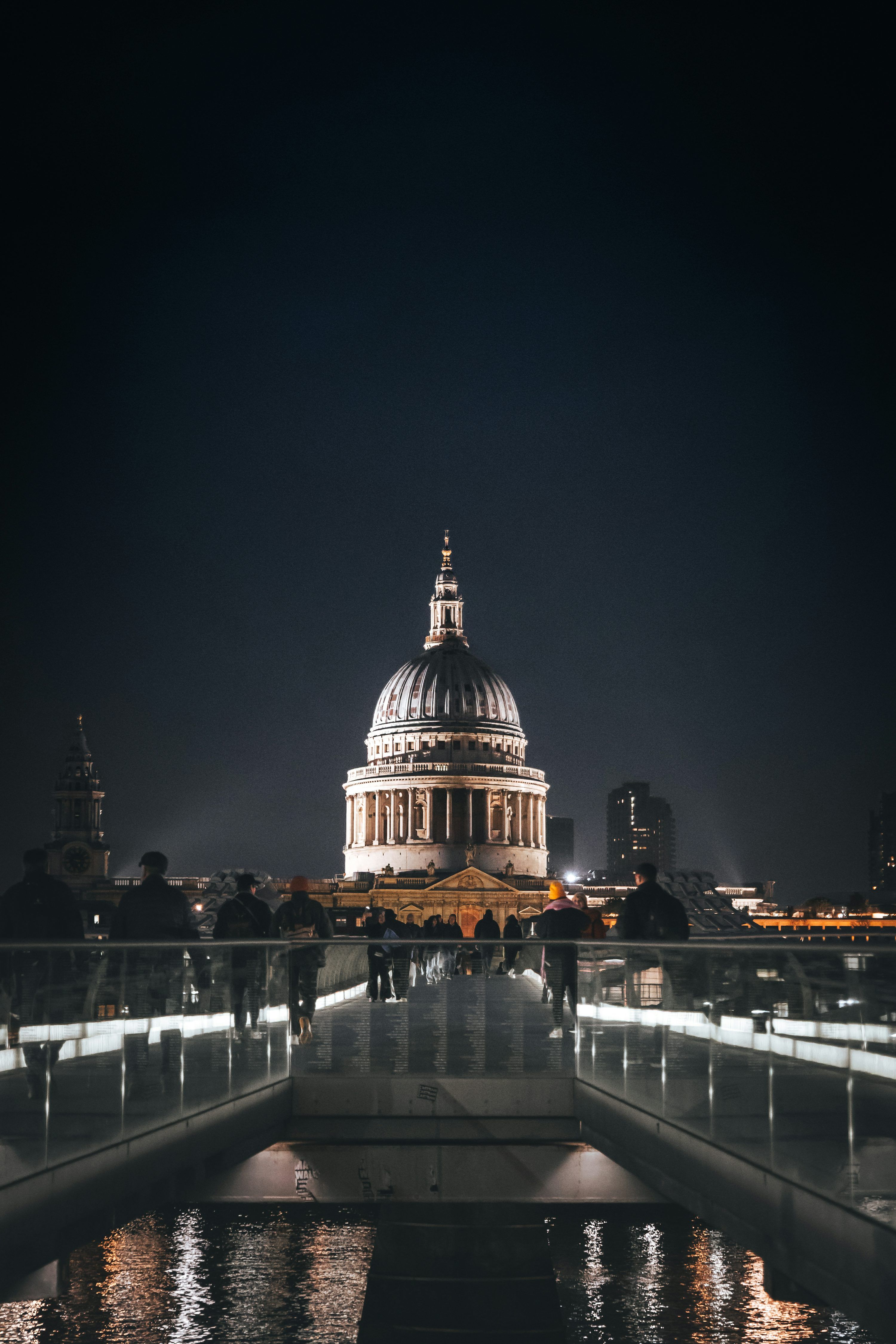 3000x4500 Nighttime view of st. paul's cathedral in london