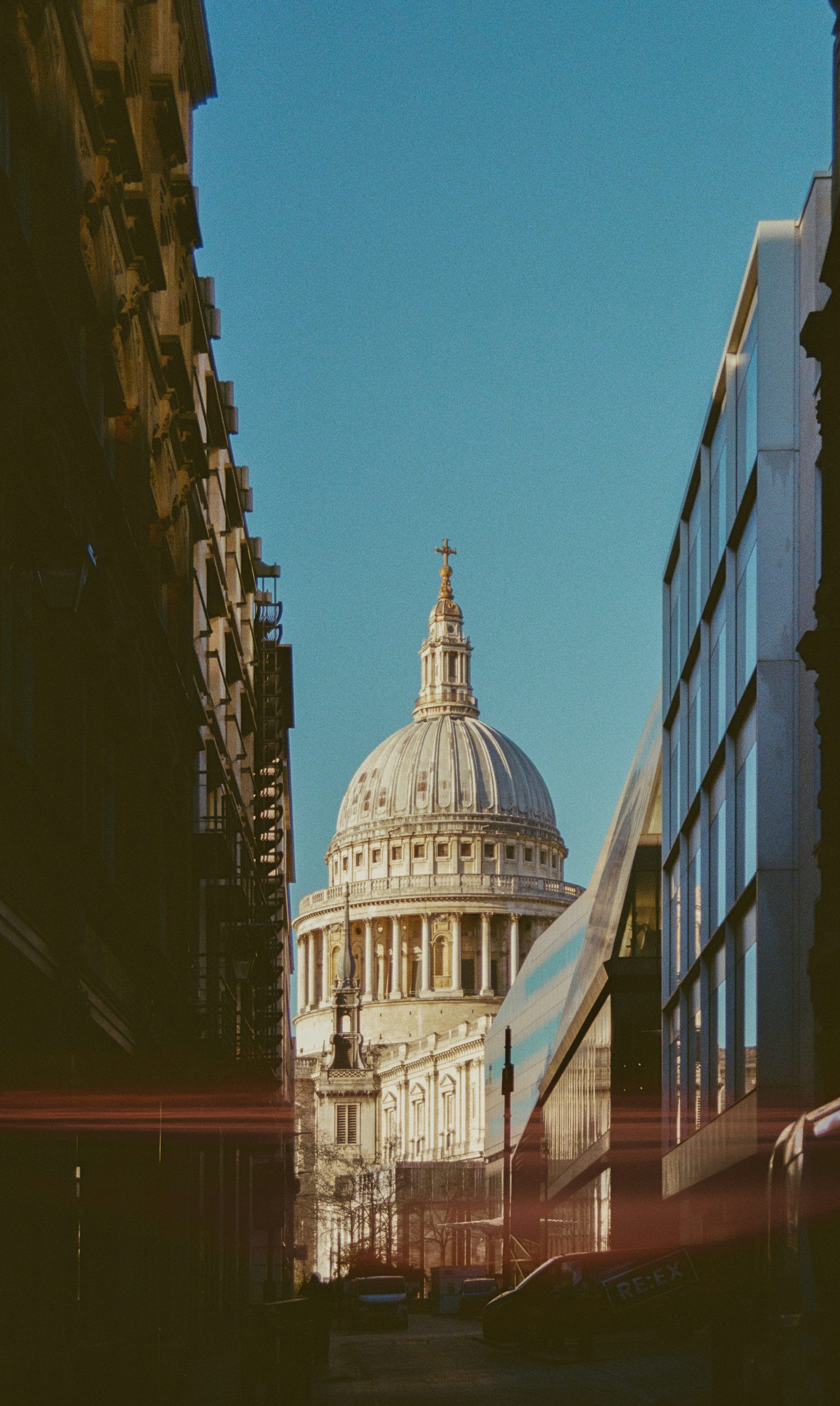 3000x5018 St. paul's cathedral dome against a clear blue sky