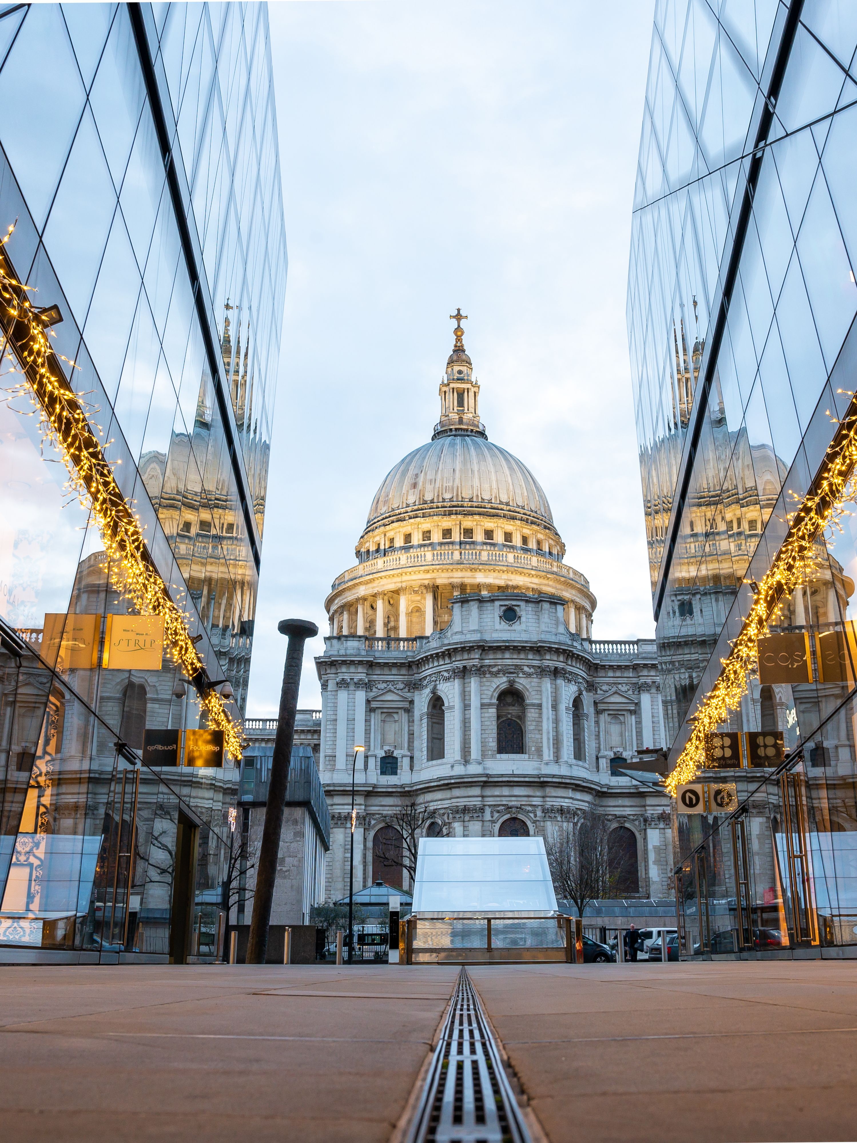 2997x3996 View of the St Pauls Cathedral in London, England, UK · Free