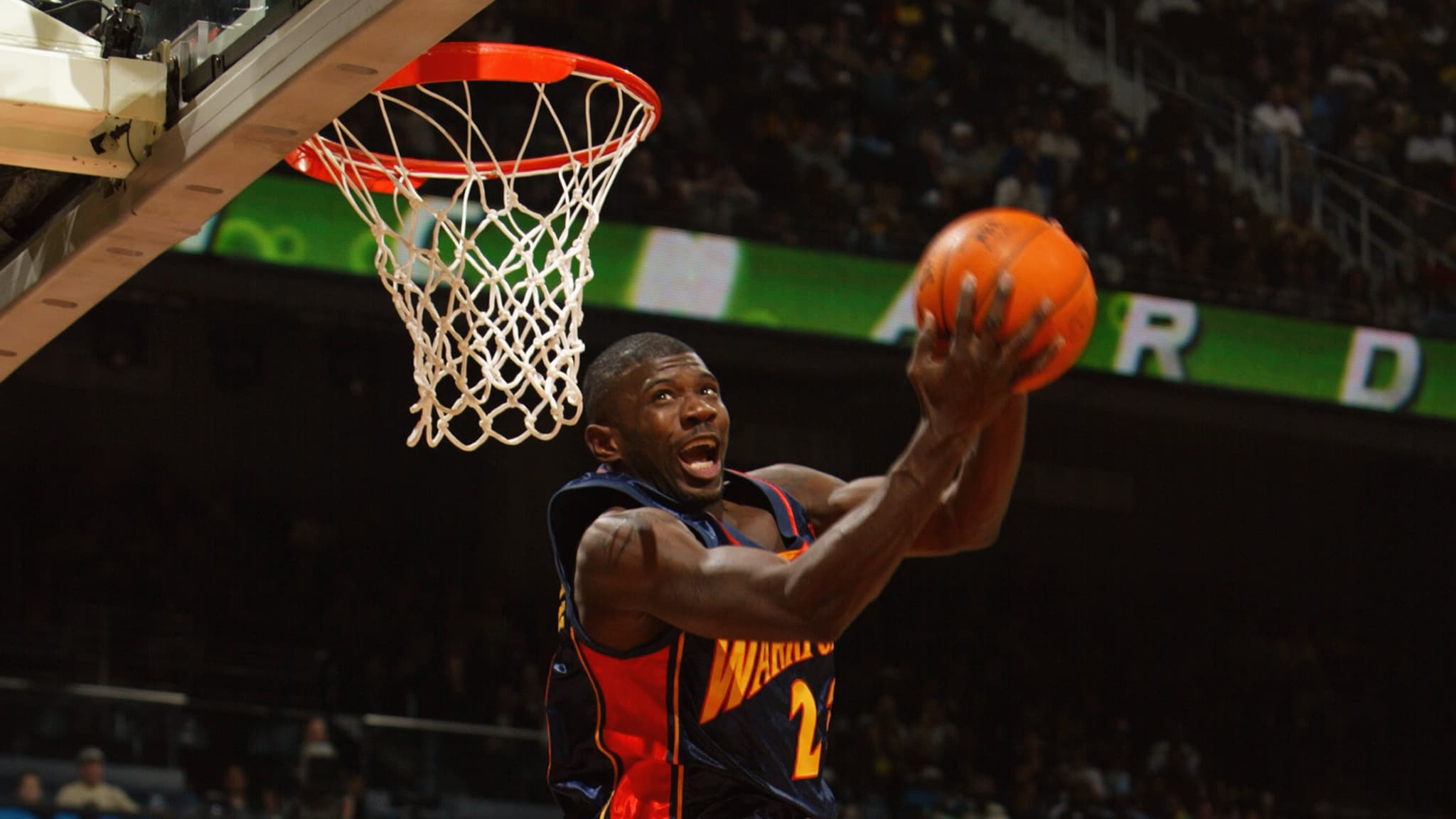 2048x1152 NBAHistory: Jason Richardson Off the Backboard Between the Legs in 2004 Dunk Contest