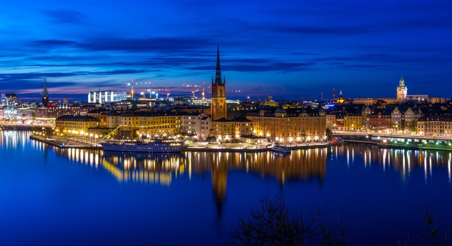 1920x1046 Stockholm Skyline At Dusk: Sweden's Man Made Masterpiece In HDx1116