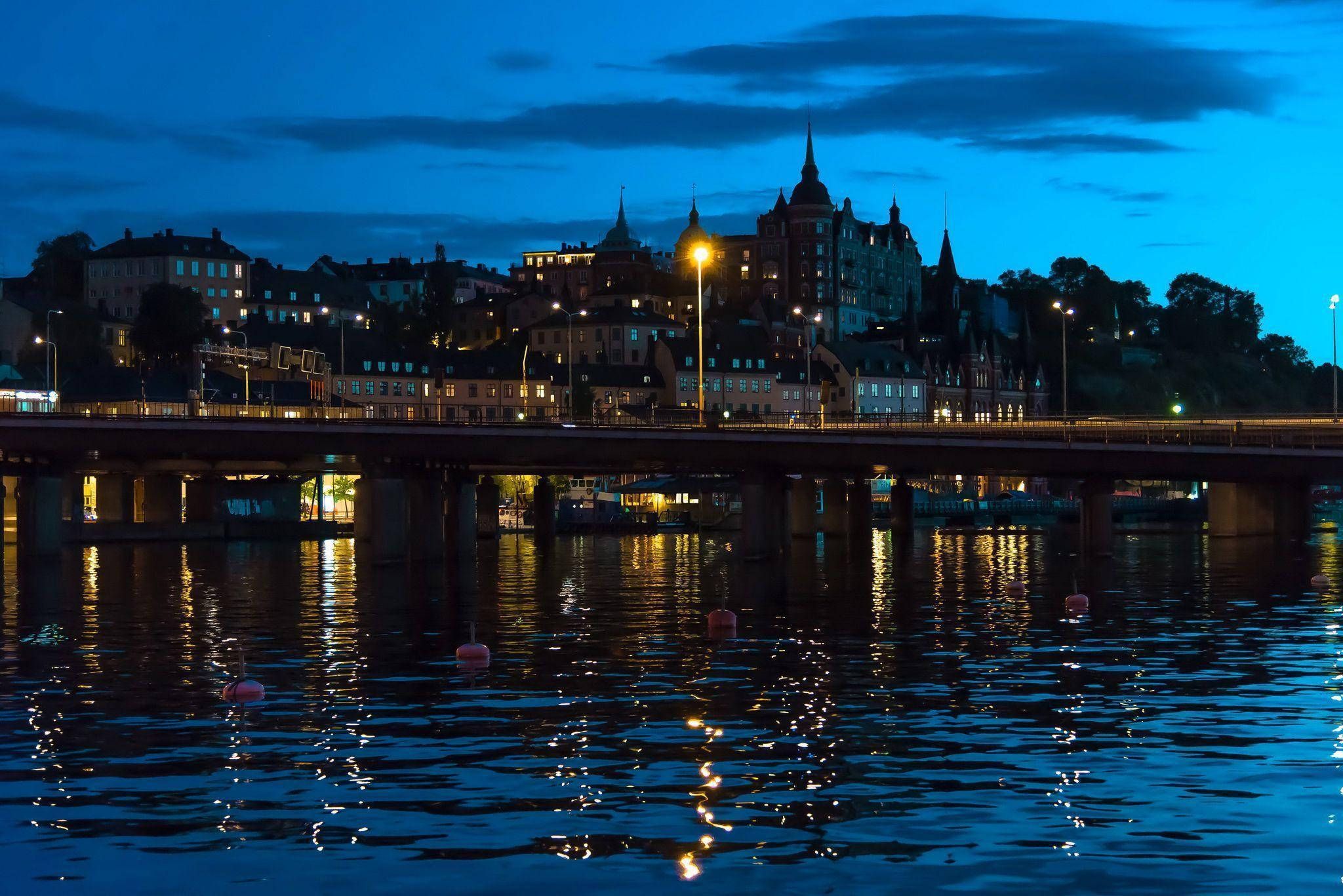 2048x1367 Download Stockholm City Skyline At Night Wallpaper