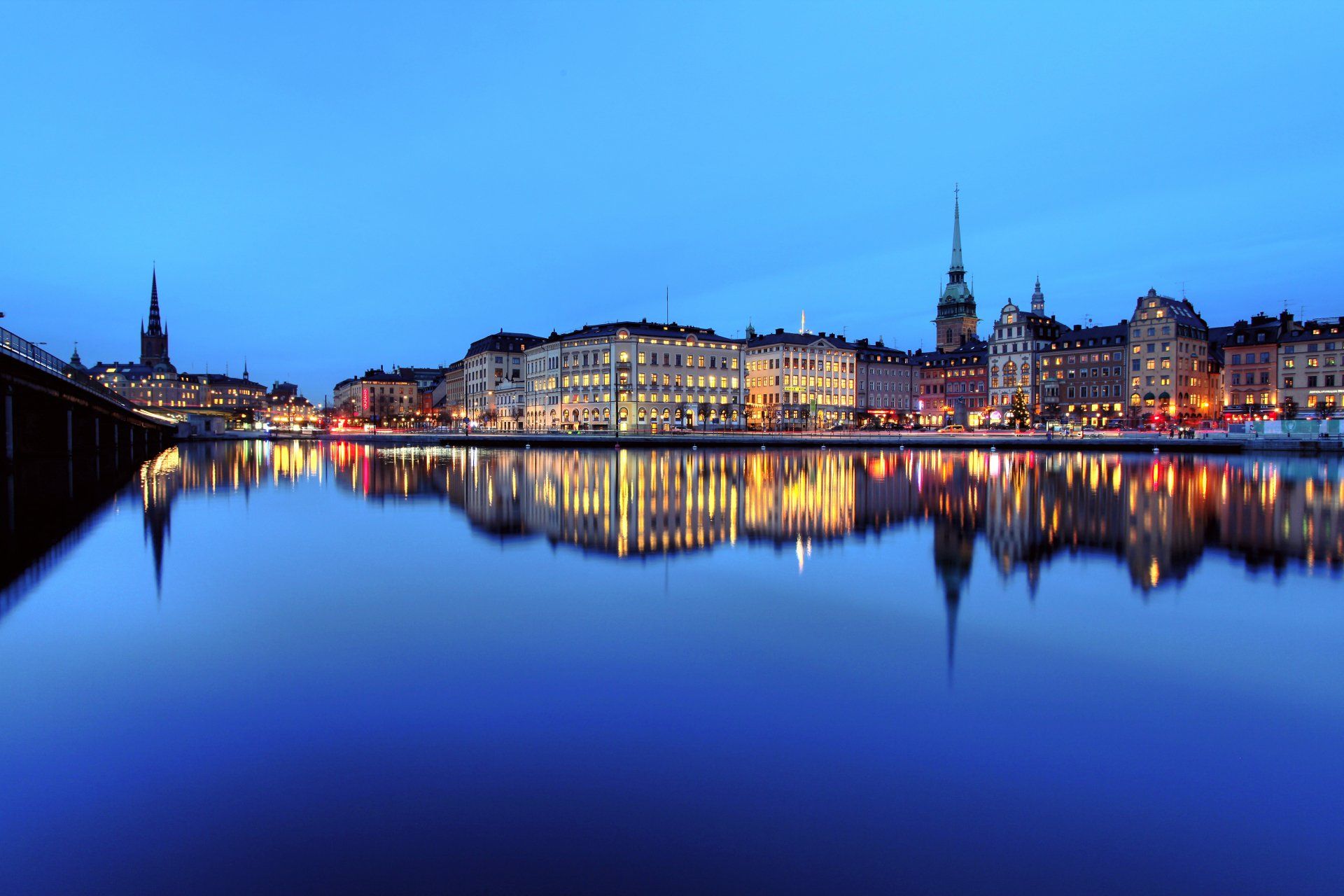 1920x1280 Stockholm Night Reflections: 4K Ultra HD Cityscape Over Calm Watersx3744