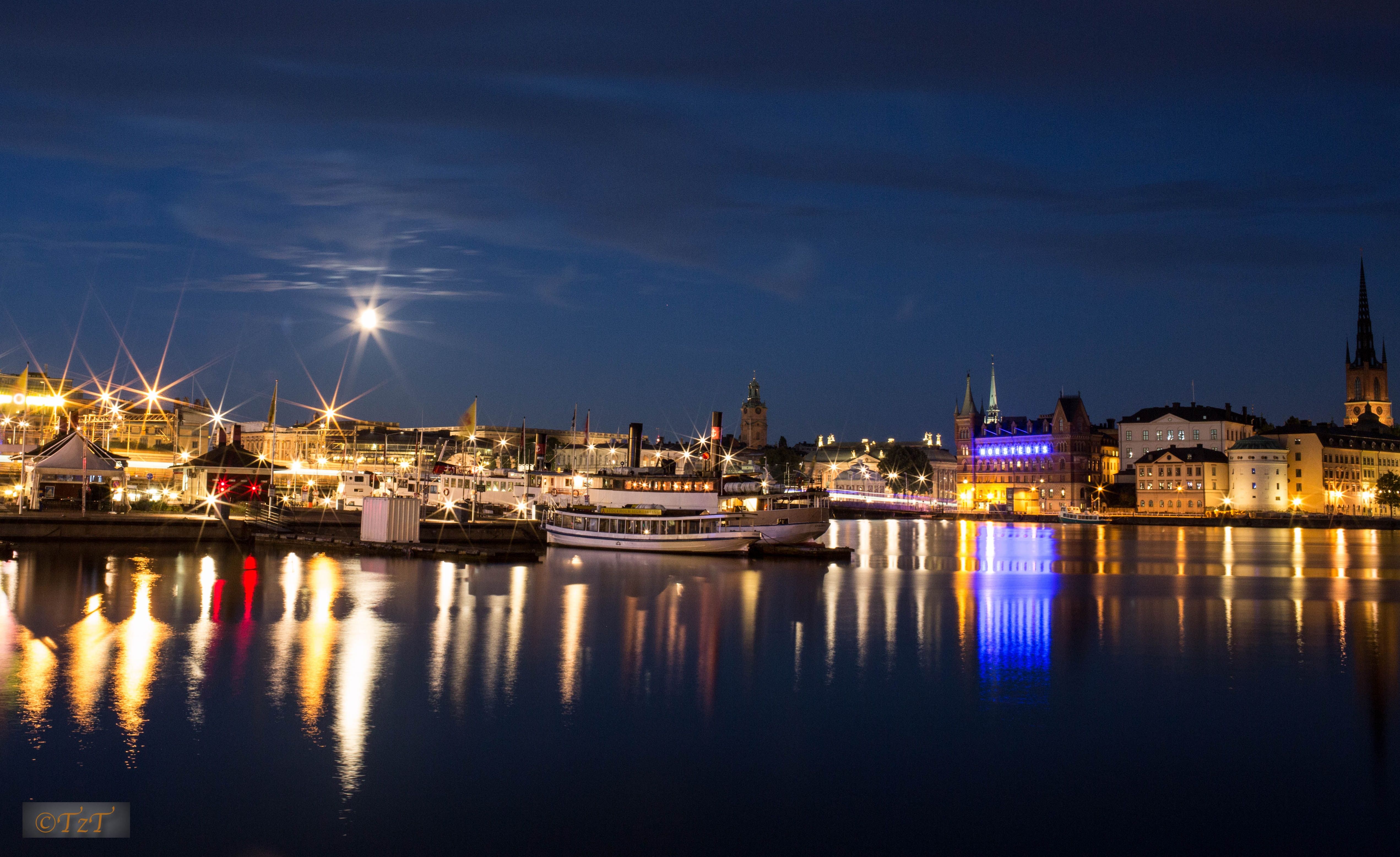 5084x3111 Stockholm, lighted city at night image Domain photo