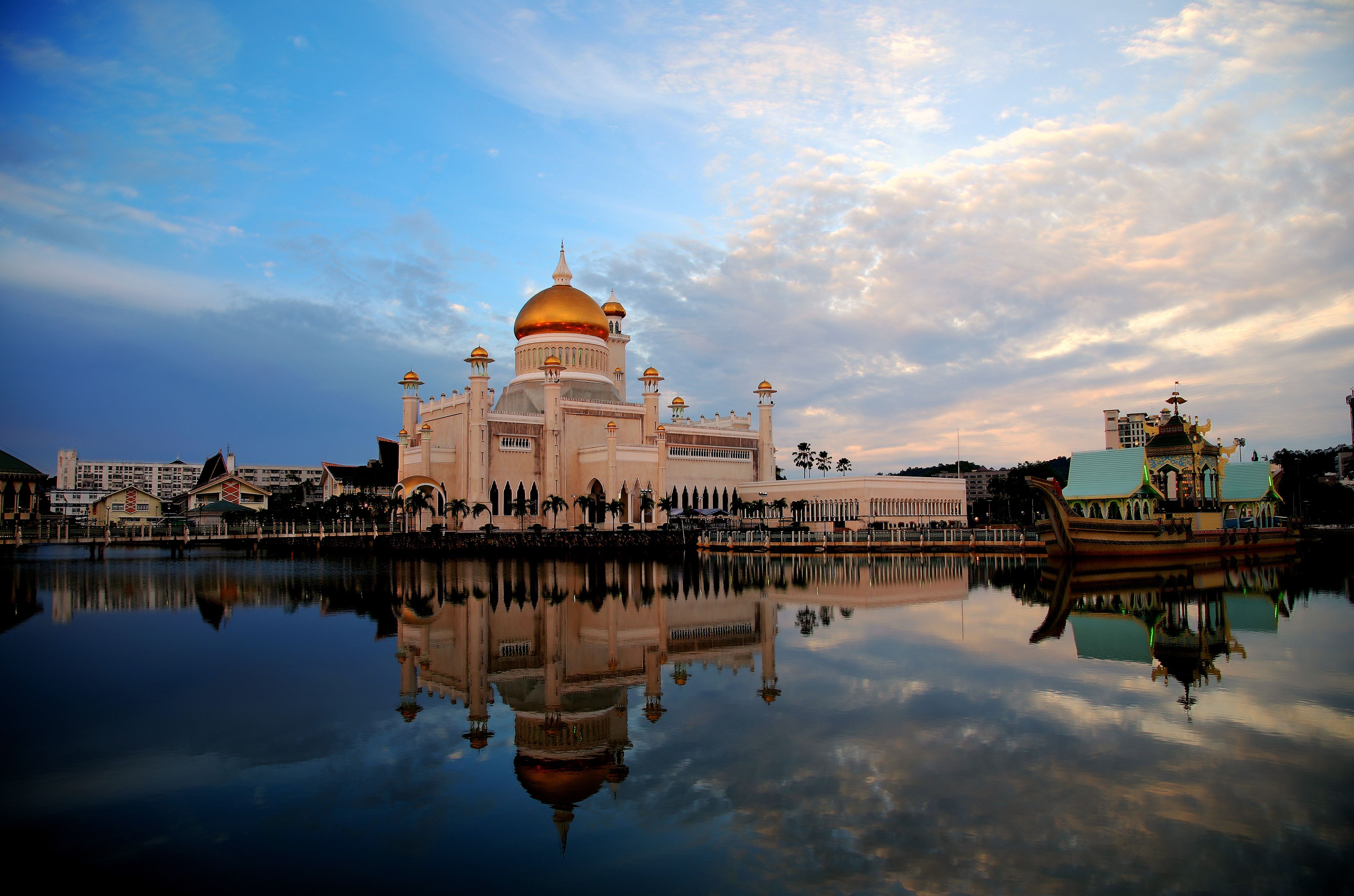 4253x2815 Sultan Omar Ali Saifuddin Mosque