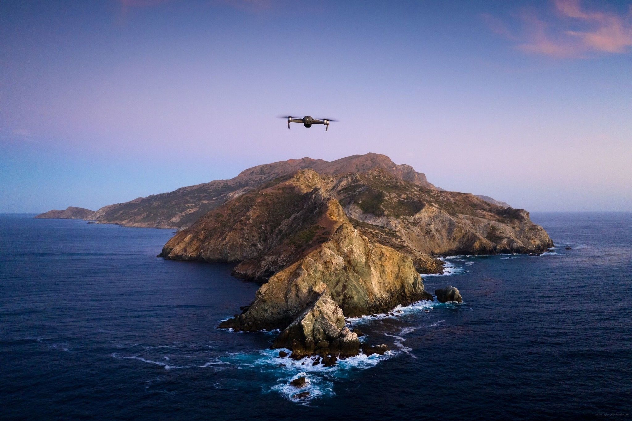 2048x1364 Watch as three friends attempt to recreate Apple's macOS Catalina wallpaper