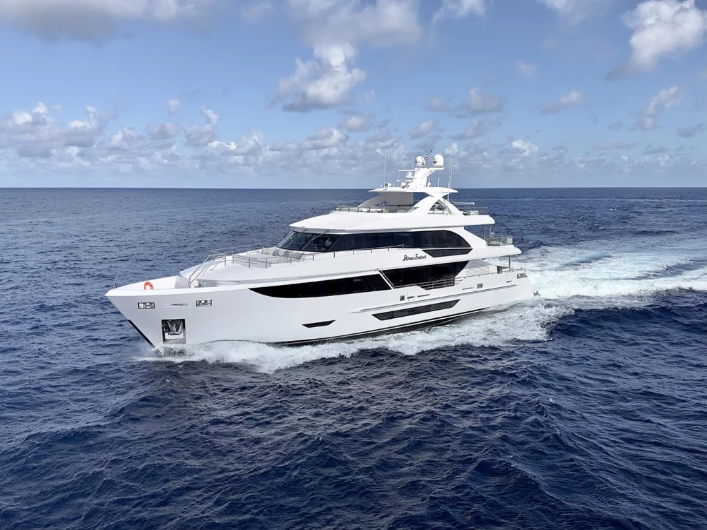 1024x768 American Luxury Yachts Custom Yachts
