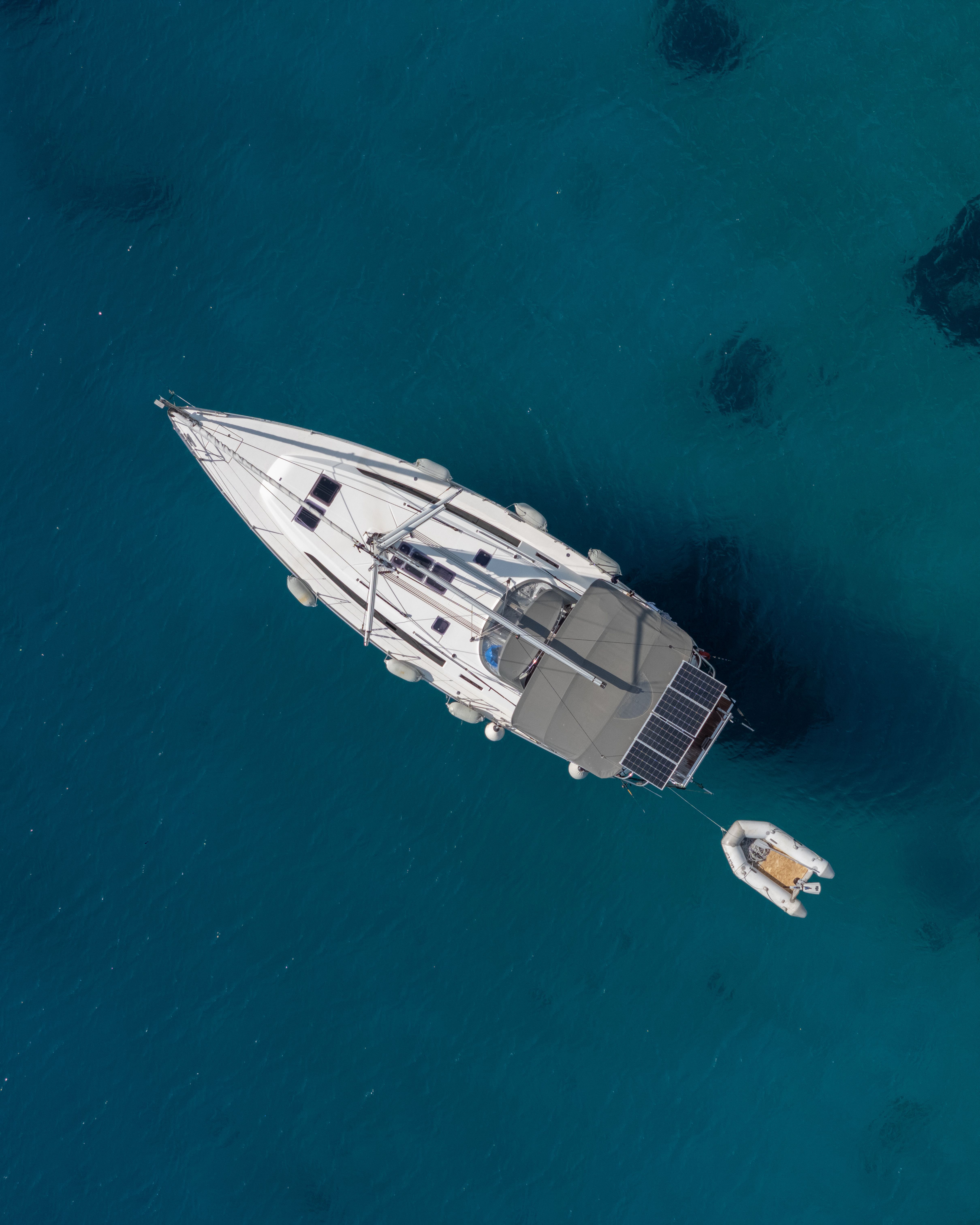 4838x6048 Luxury Yacht in Clear Blue Water from Above · Free