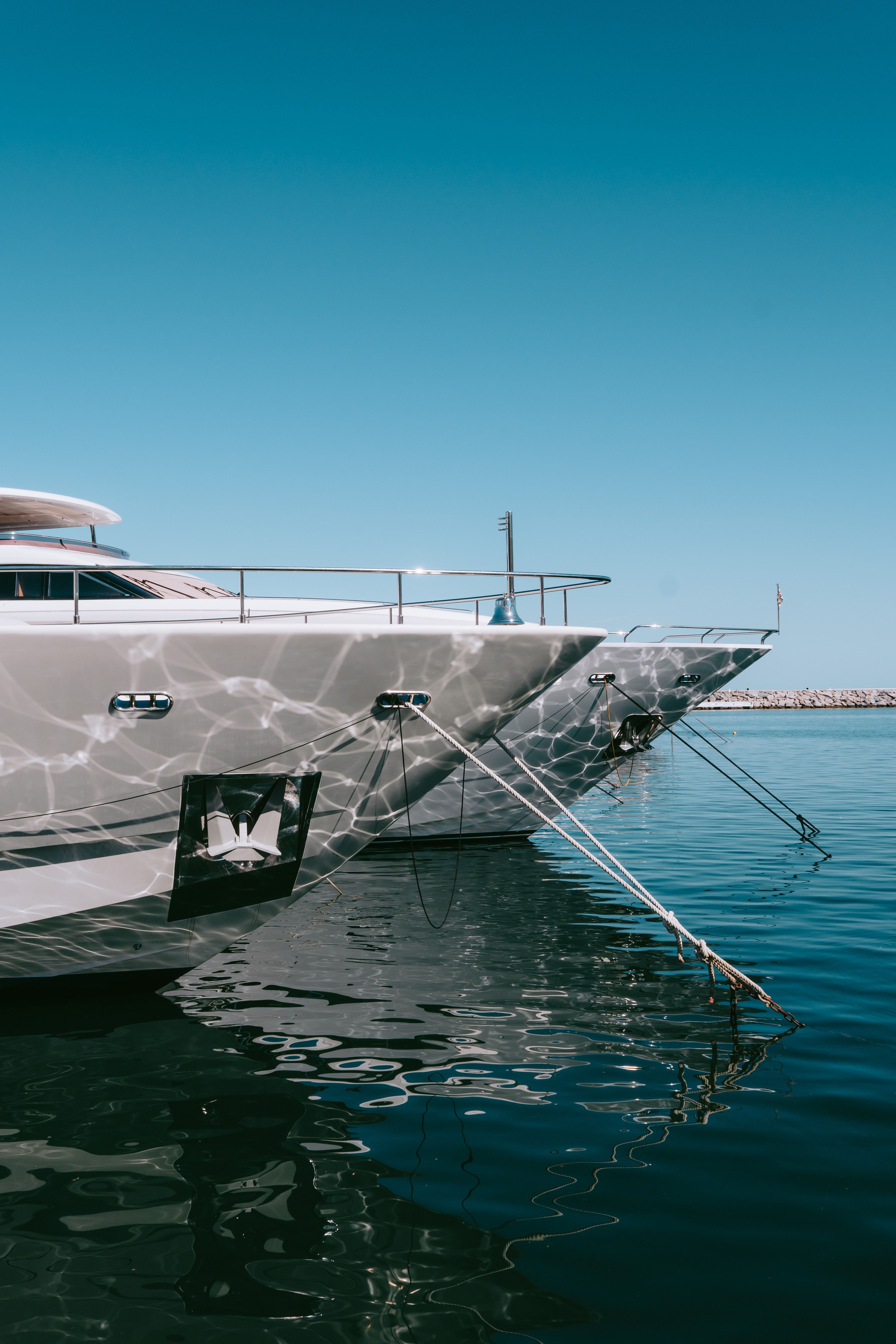 3802x5703 Cruising of a Yacht · Free