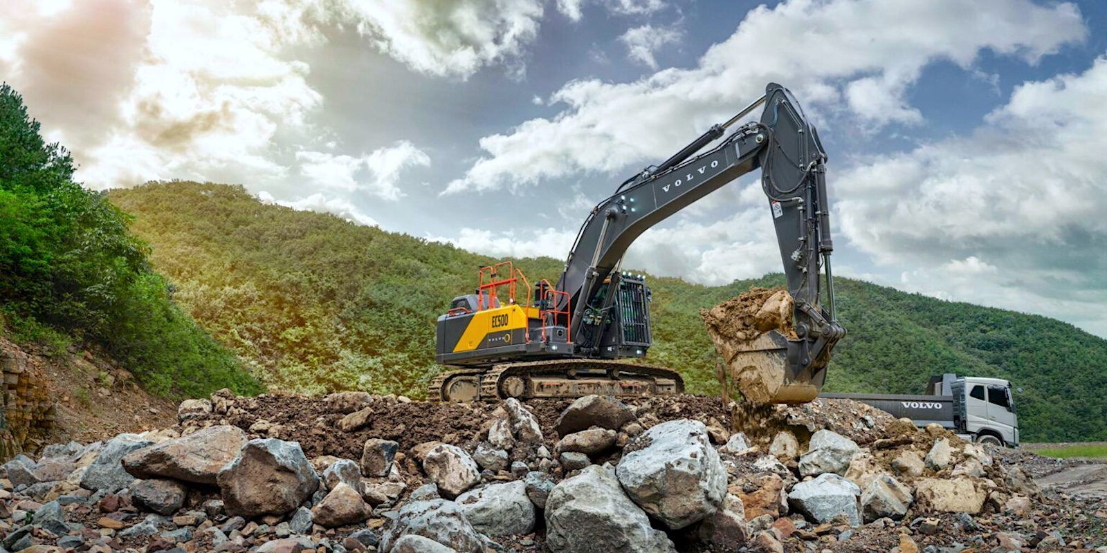 1600x800 New, 50 Ton Volvo EC500 Electric Excavator Never Needs Charging