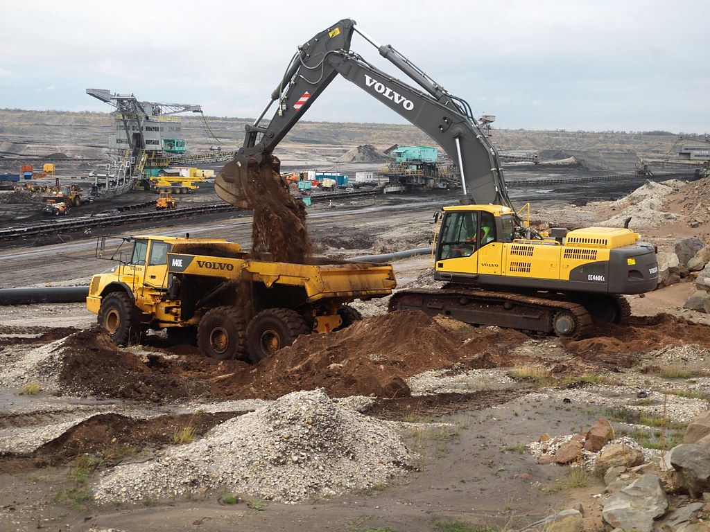 1024x768 Volvo EC460C Excavator loading truck. The Volvo excavator d