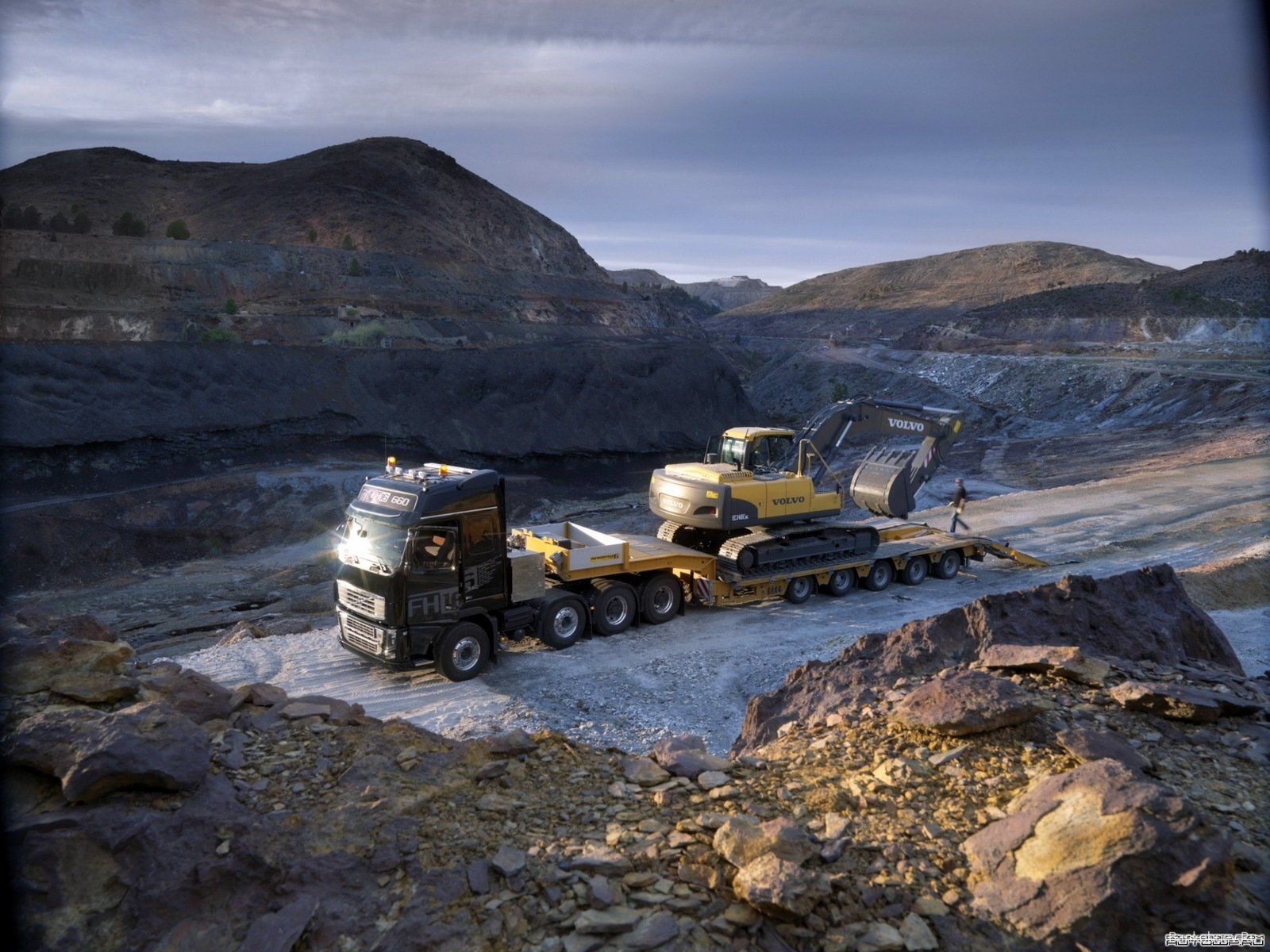 1600x1200 Volvo Excavator HD Wallpaper: Powerful Heavy Duty Vehicle In Actionx1200