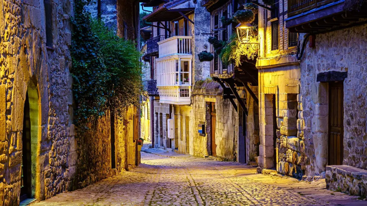 1280x720 Spain' most beautiful medieval village: cobblestoned lanes and a World Heritage Site