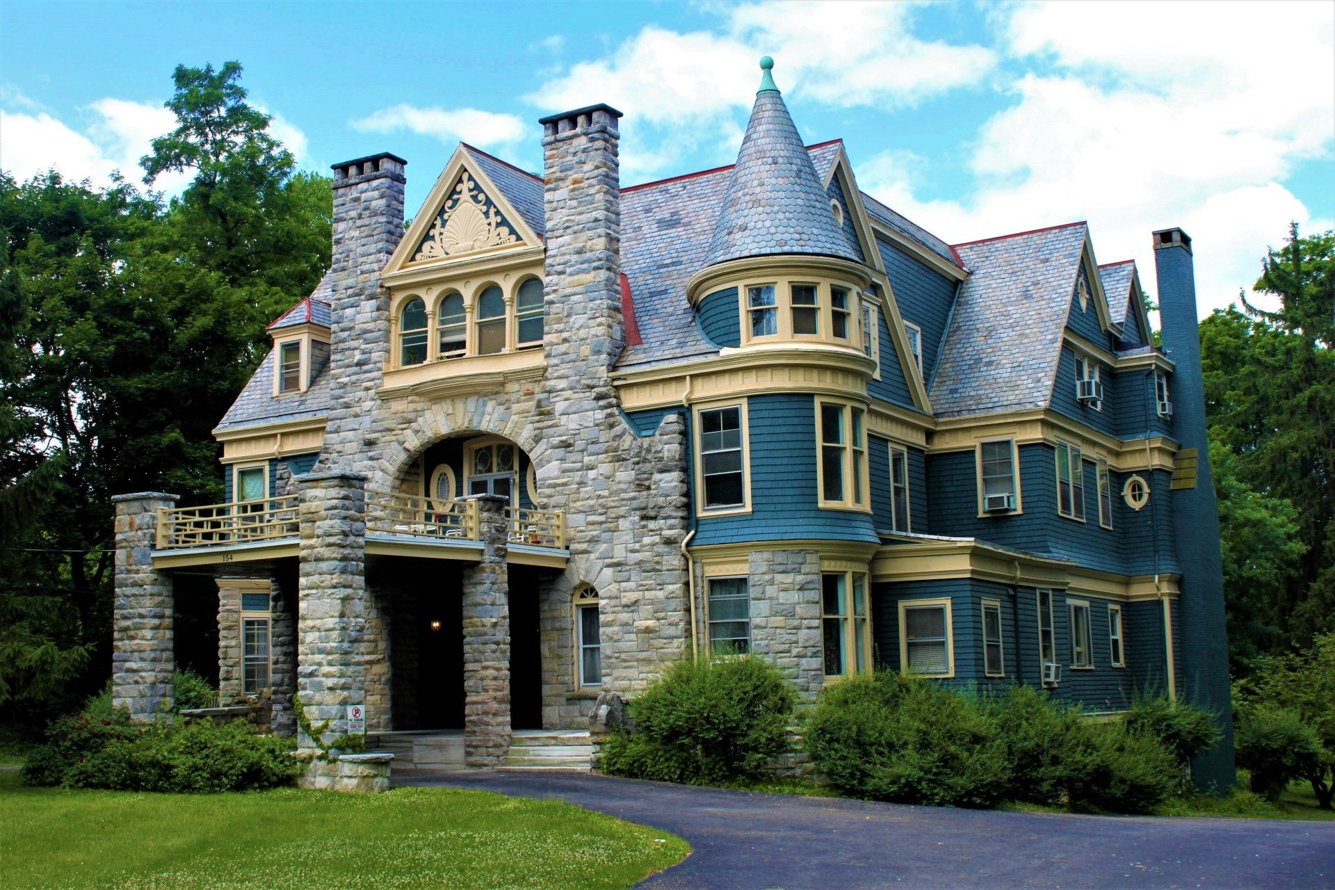 1920x1280 Victorian Brick Mansion in 4K Ultra HD