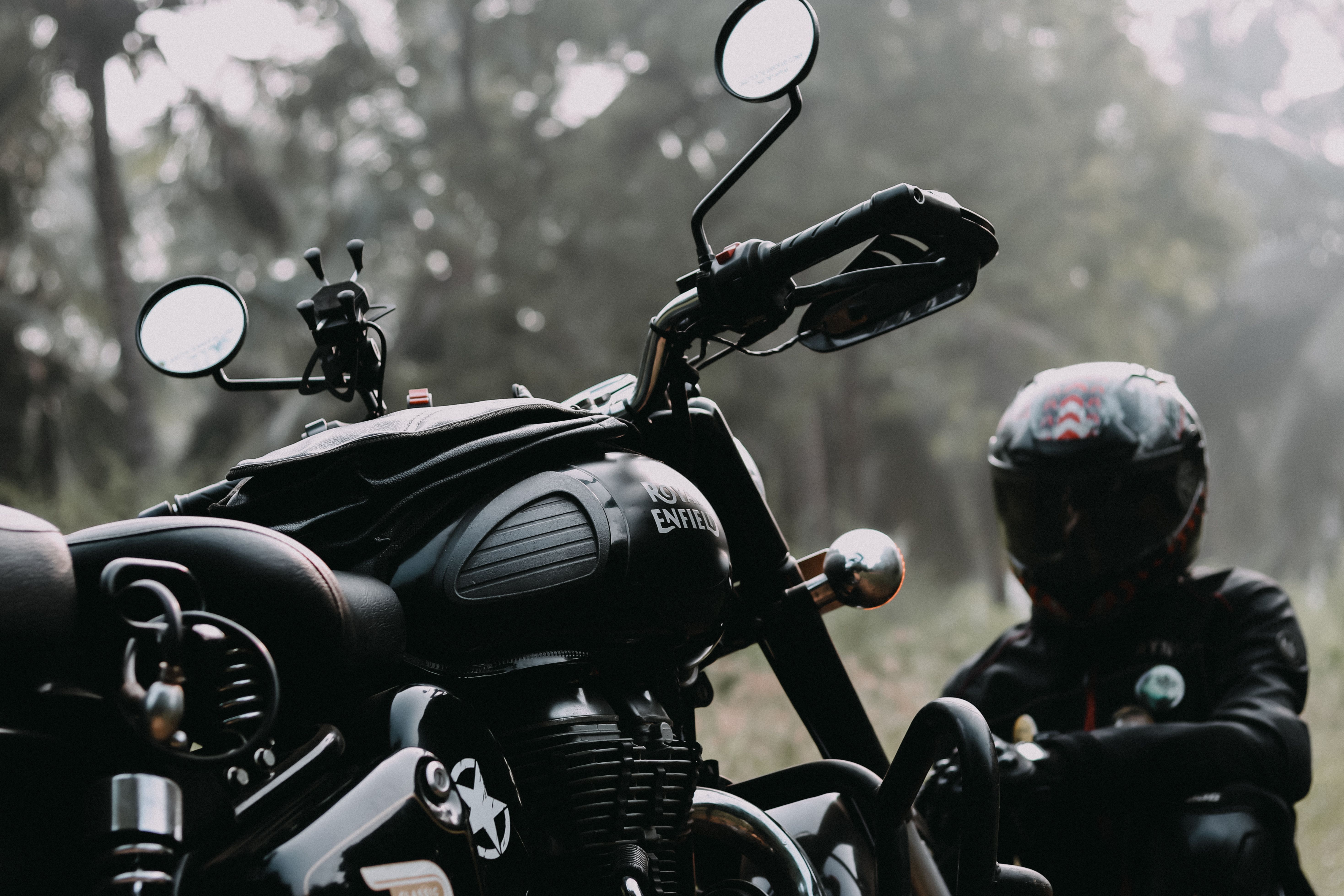 5872x3915 Man in Black Helmet Looking at the Motorcycle · Free