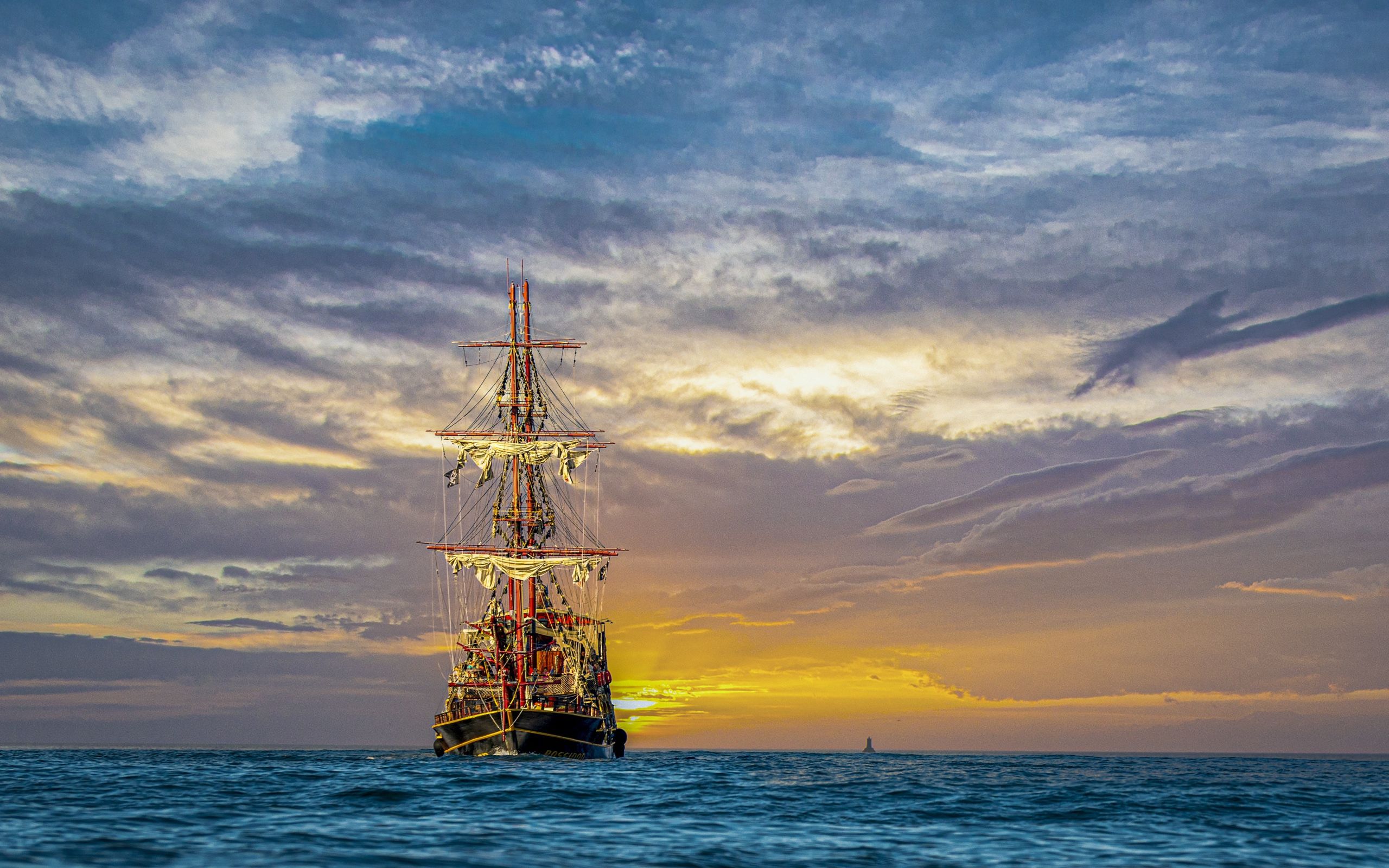 2560x1600 Large pirate ship at sea at sunset Desktop wallpaper 2560x1600