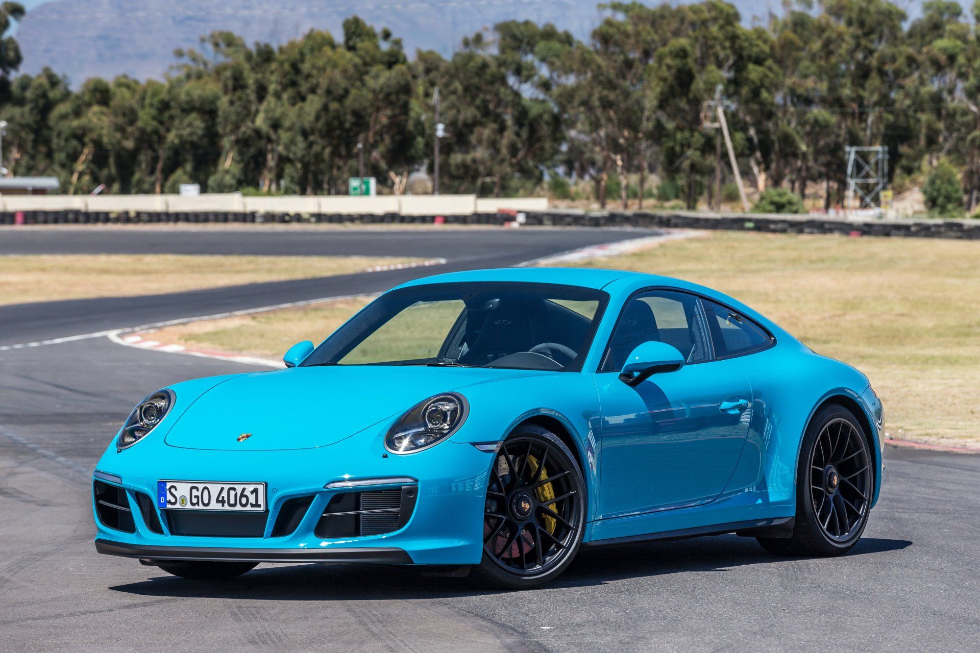 1920x1280 Porsche 911 Carrera in Stunning 4K Ultra HD Wallpaper