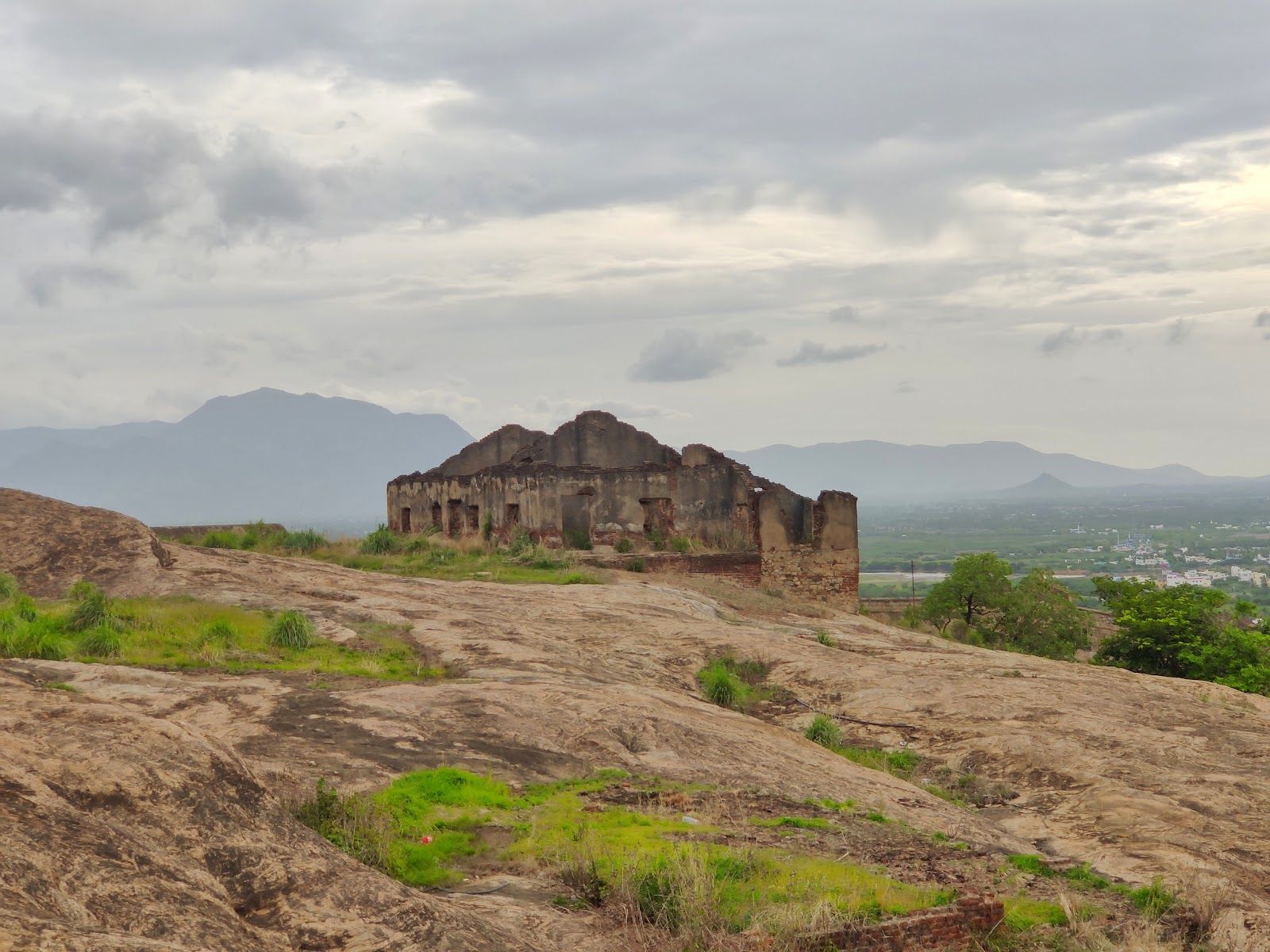 1600x1200 Dindigul Rock Fort. Timings, History & Visitor Guide