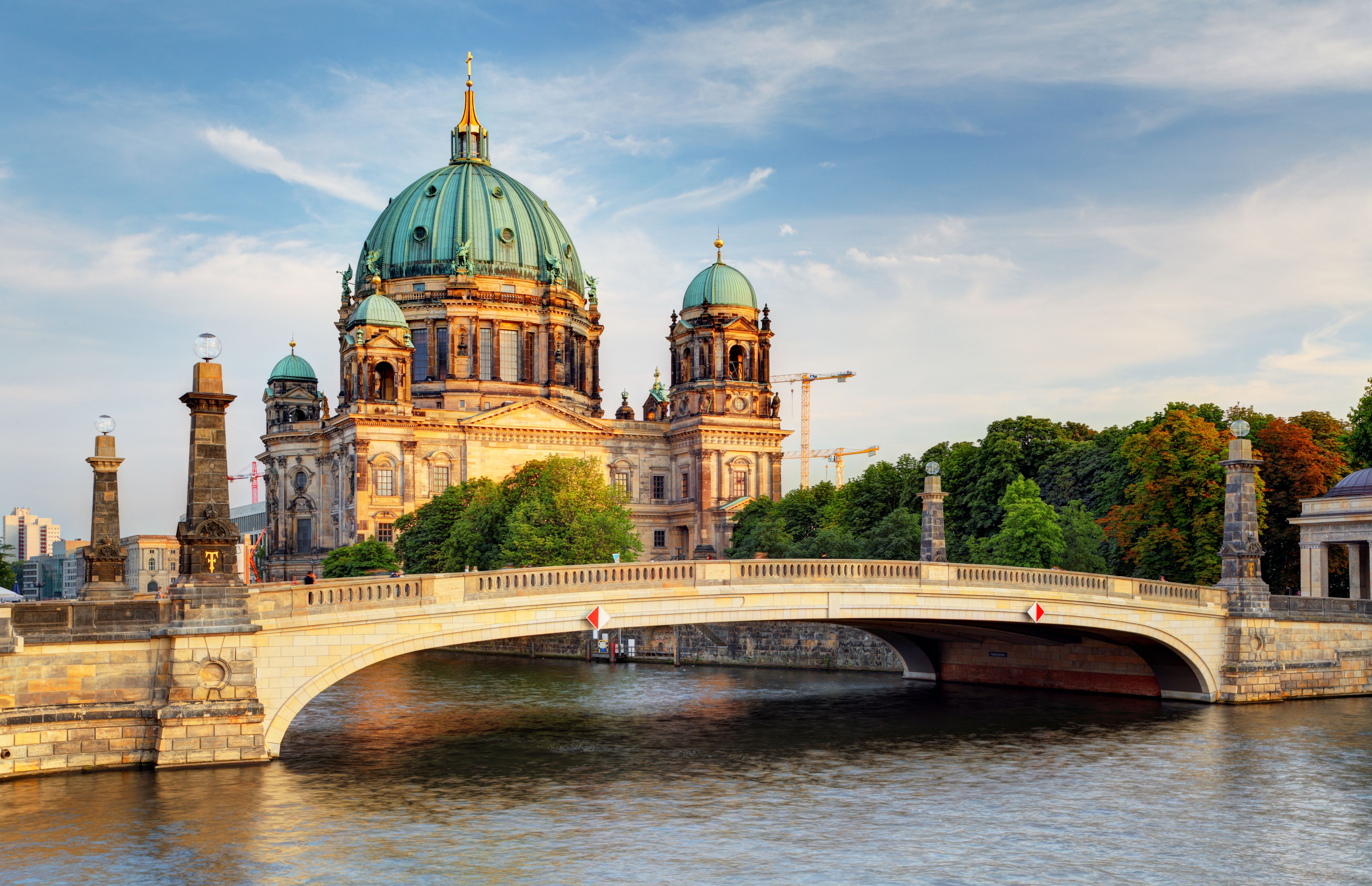 5615x3625 Berlin Cathedral and Spree River Bridge