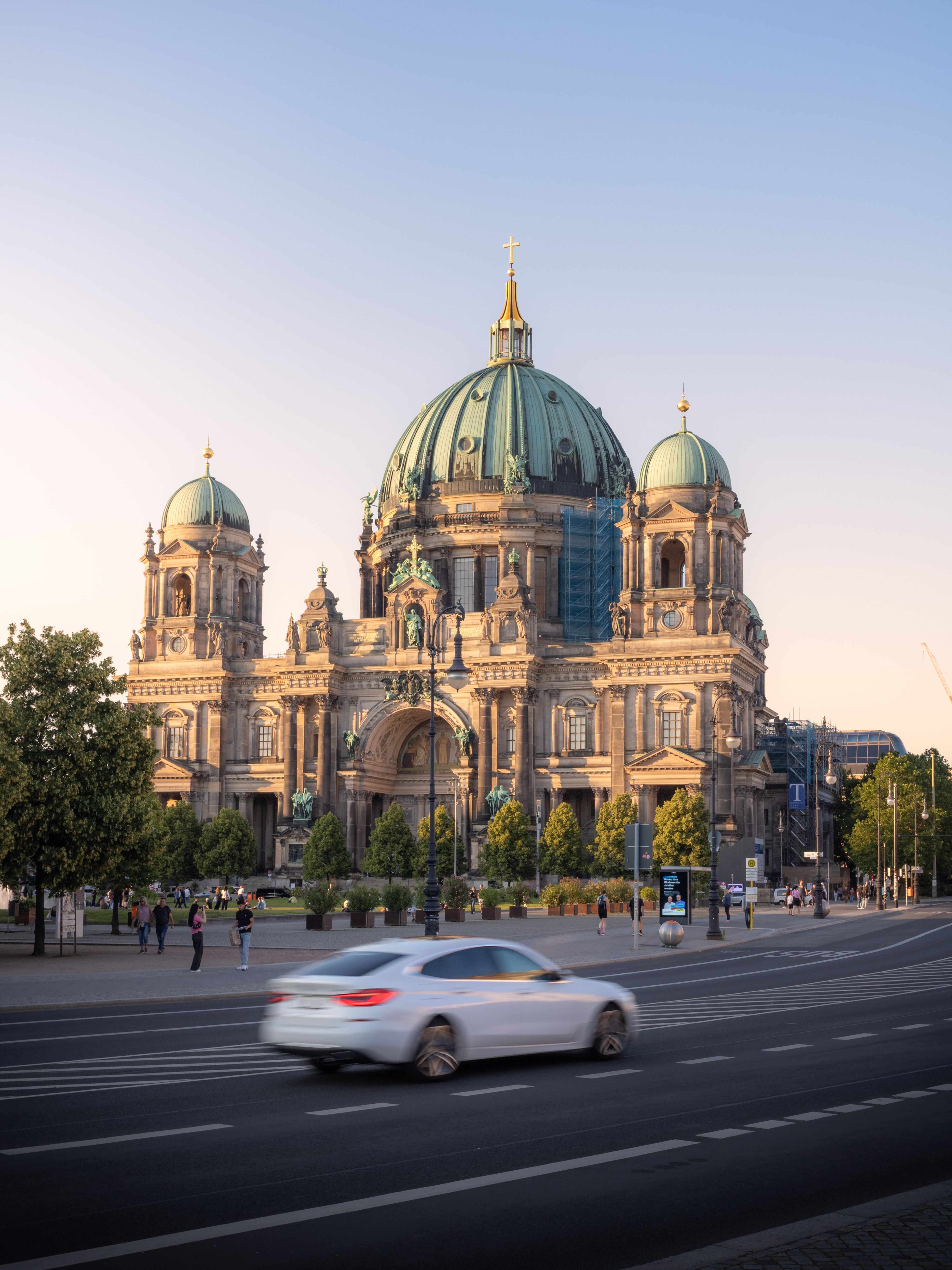 3955x5273 Stunning View of Berlin Cathedral at Dusk · Free