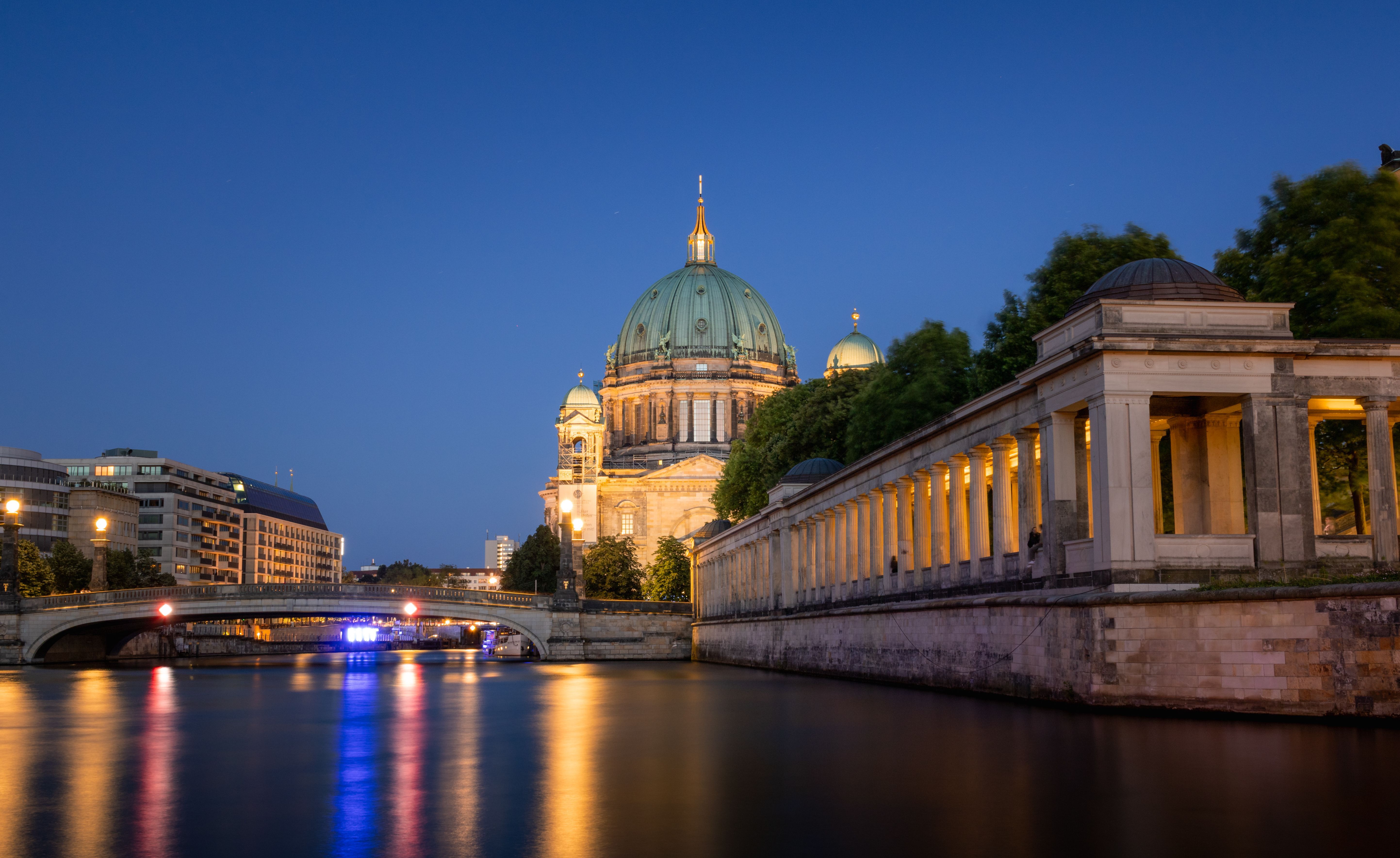 5771x3536 Berlin Cathedral at Twilight Over River · Free