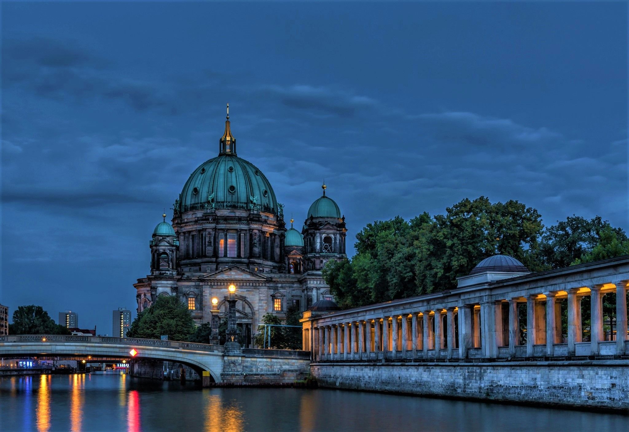 2048x1405 Berlin Cathedral at Twilight: Serene Dome Over River and Bridgex1405