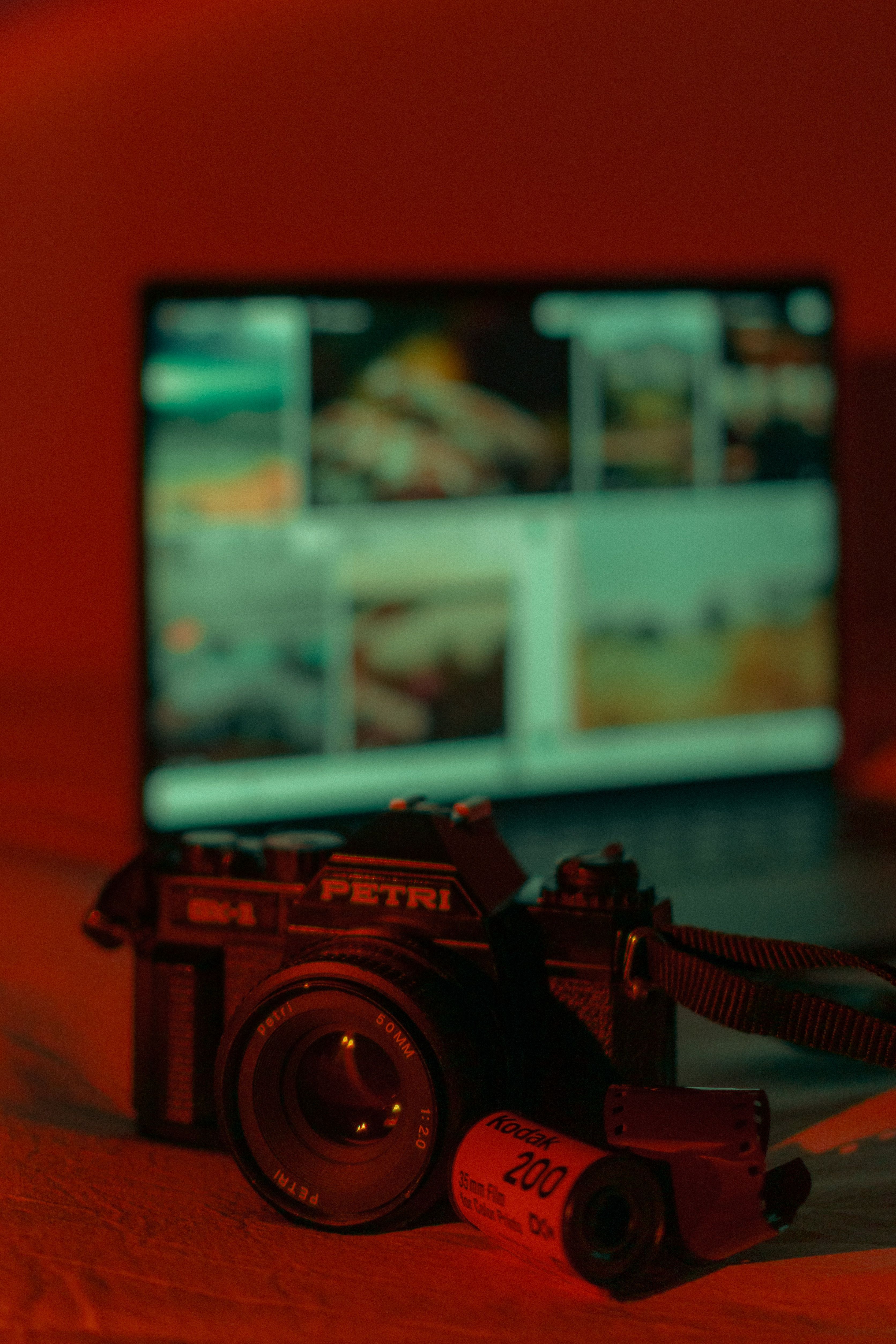 3343x5014 Close up of Petri Camera · Free