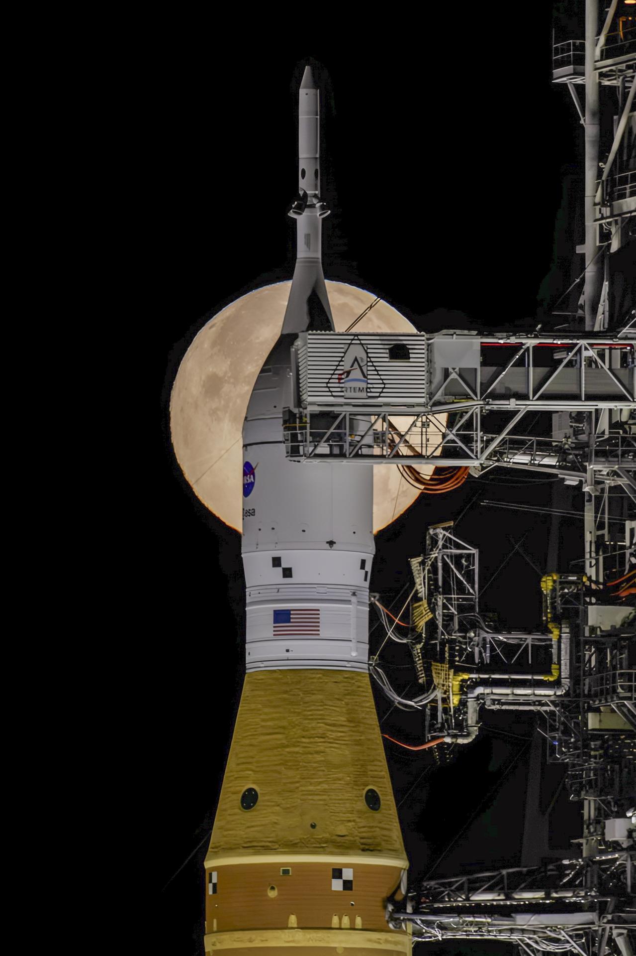 1279x1920 NASA's Space Launch System Rocket