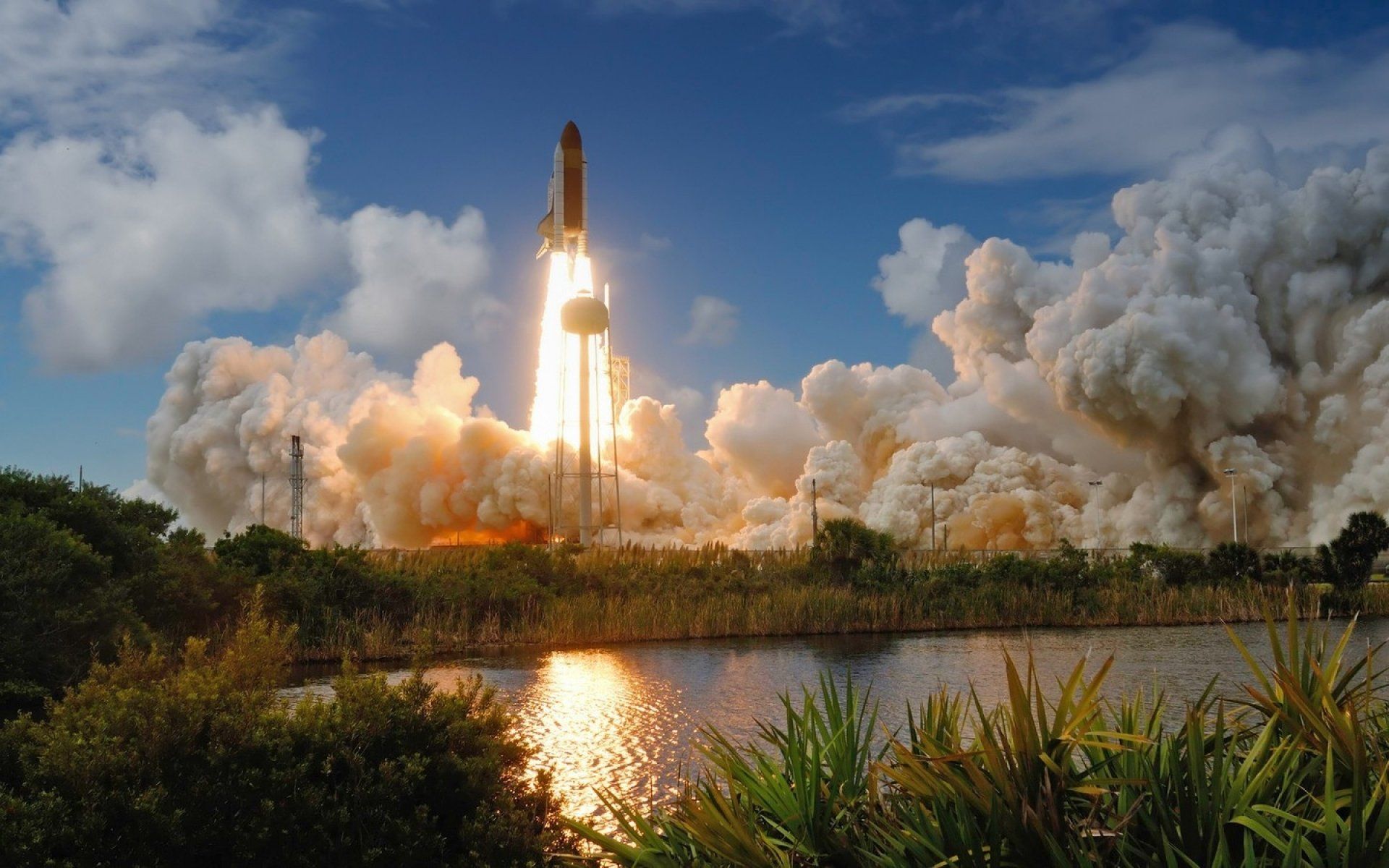 1920x1200 Space Shuttle Launch: Stunning HD Vehicle Wallpaper in Flightx1200