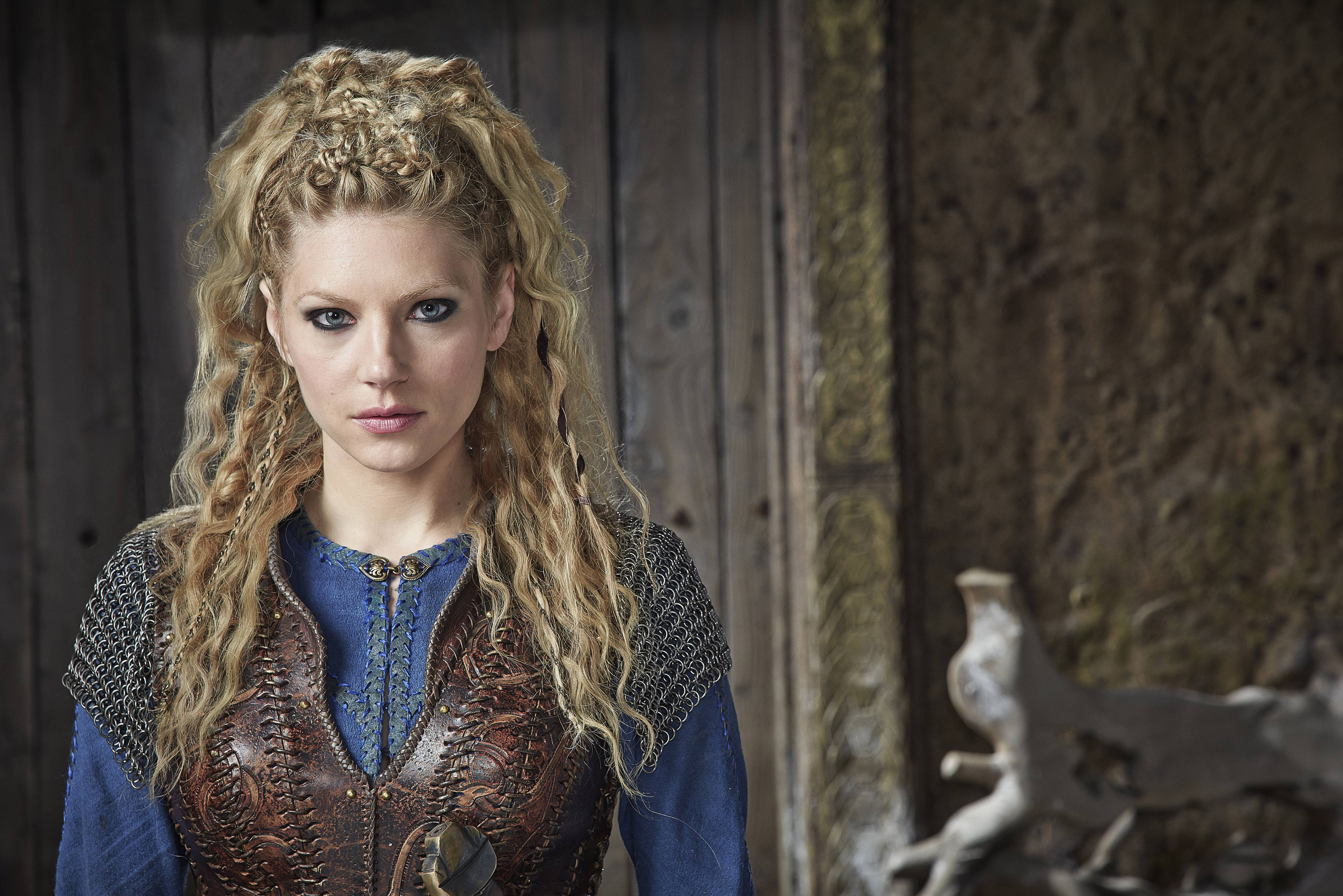 4000x2670 Download Vikings Lagertha Before Wooden Door Wallpaper