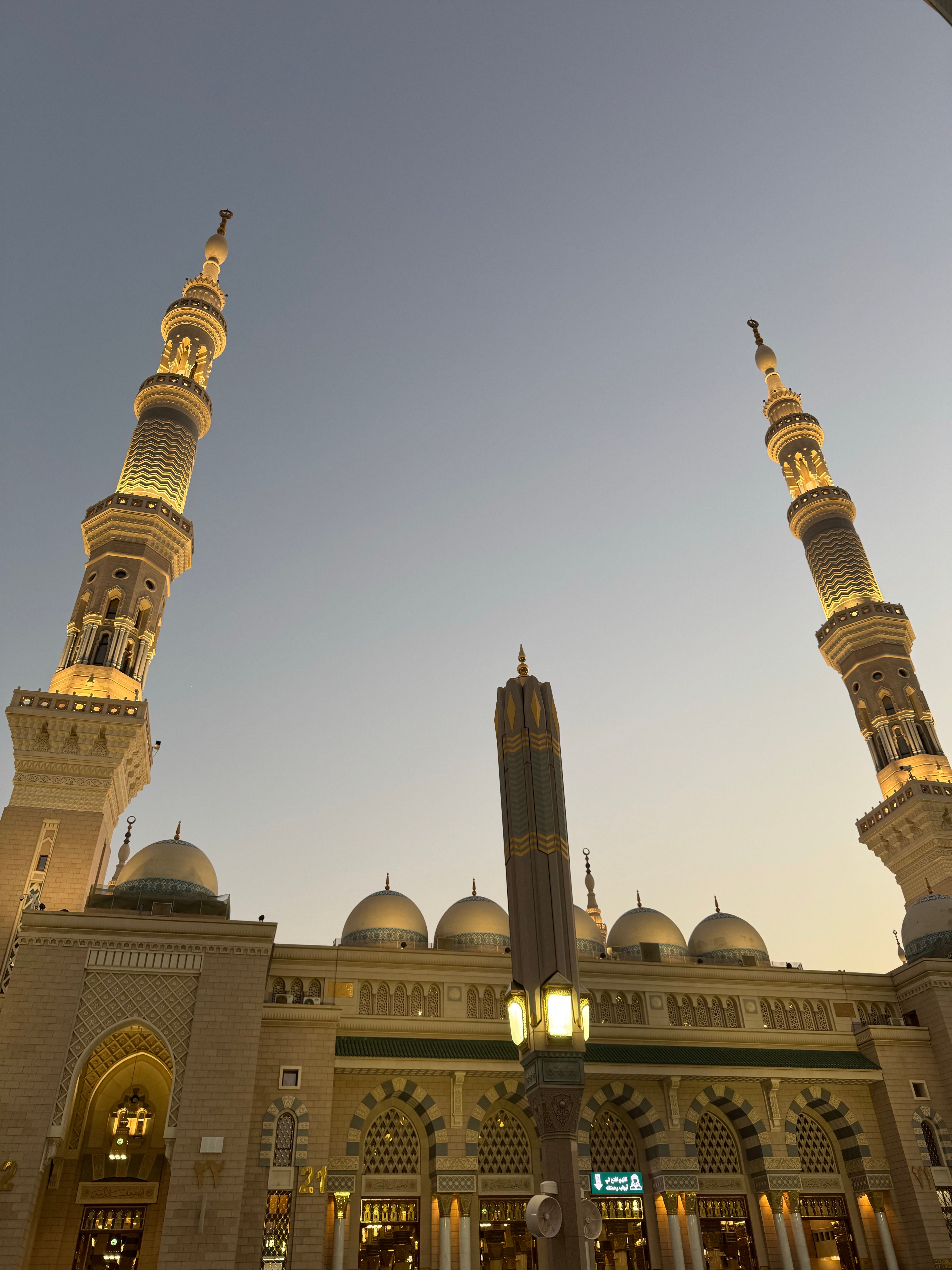 4284x5712 Al Masjid An Nabawi Mosque At Dusk In Medina · Free