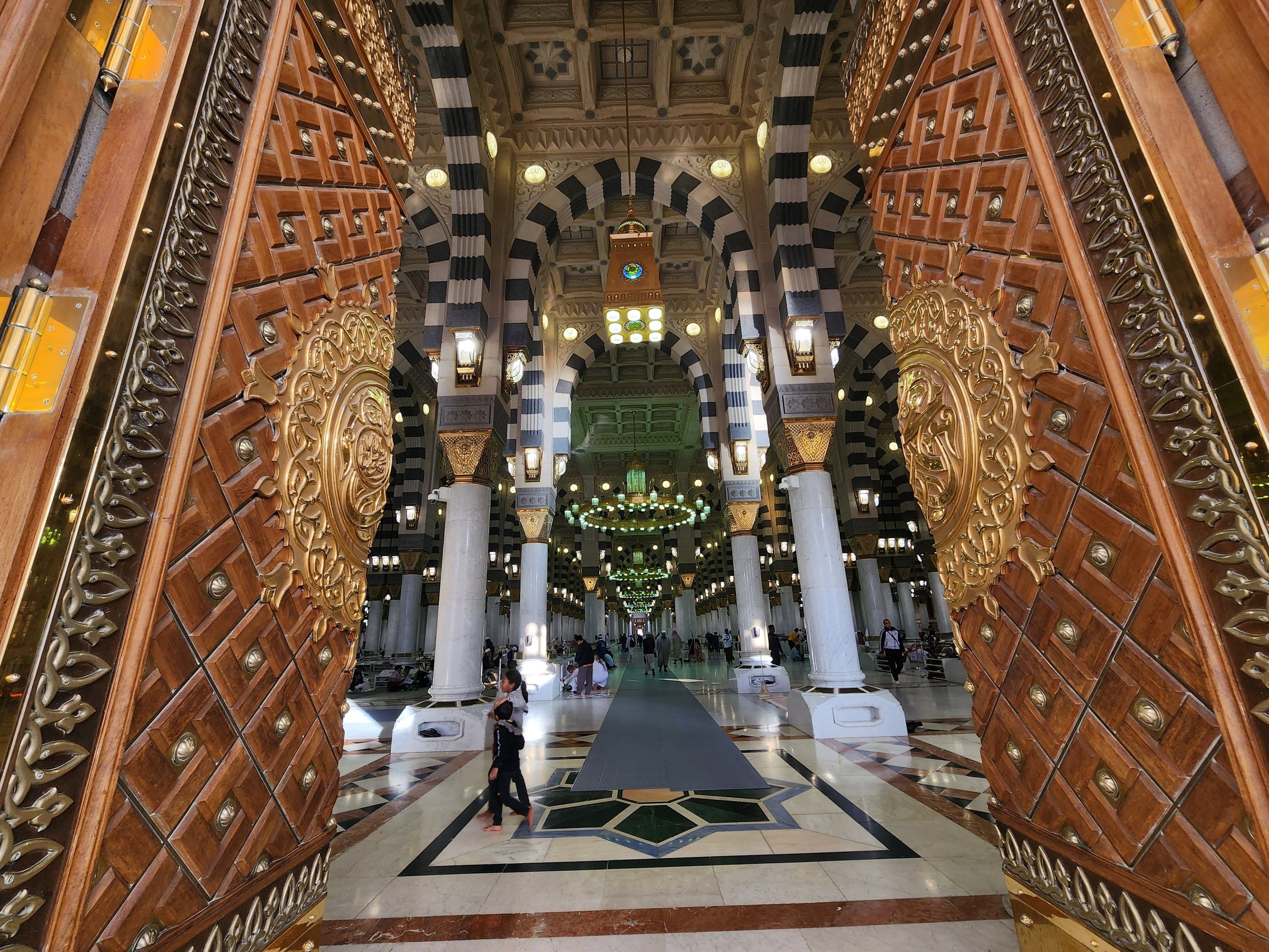3000x2250 Muslim pilgrims flock to Prophet's Mosque in Medina during Umrah