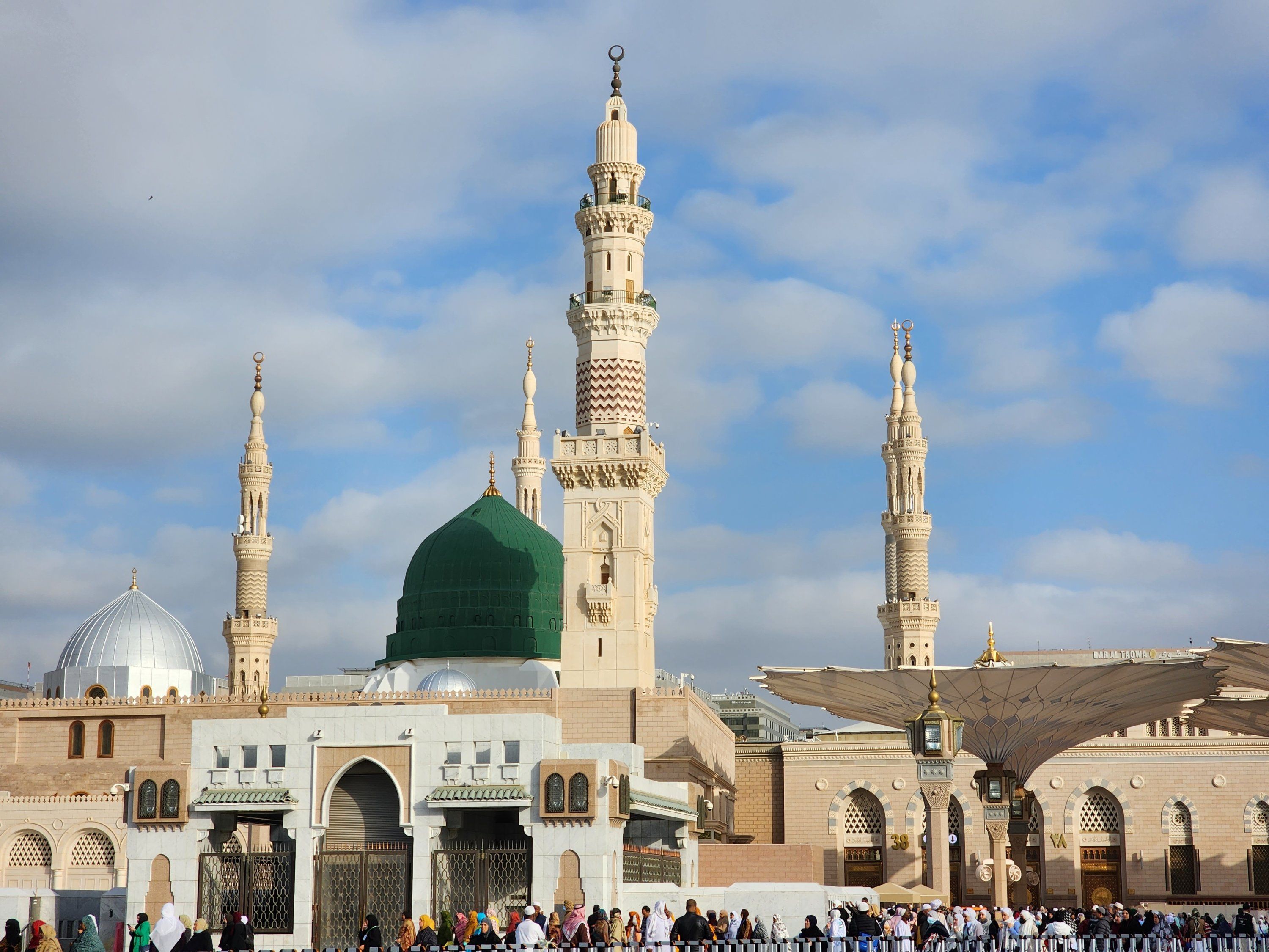 3000x2250 Muslim pilgrims flock to Prophet's Mosque in Medina during Umrah