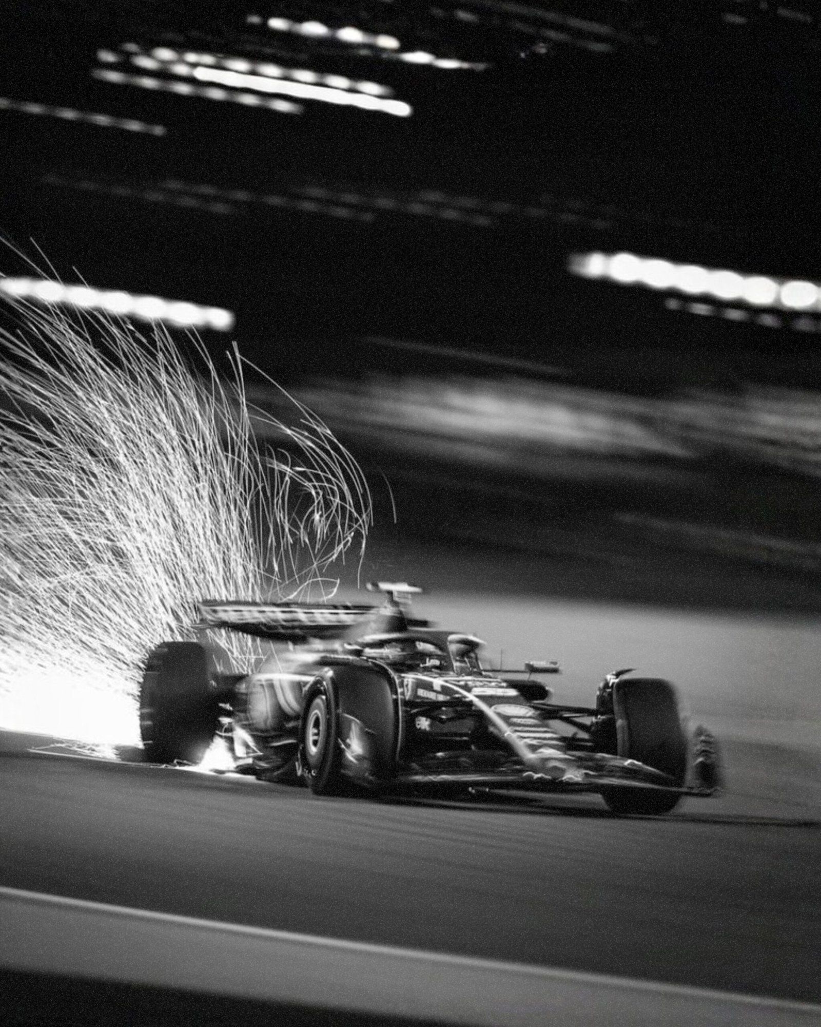 1600x2000 Blurred Formula 1 Car Wall Art