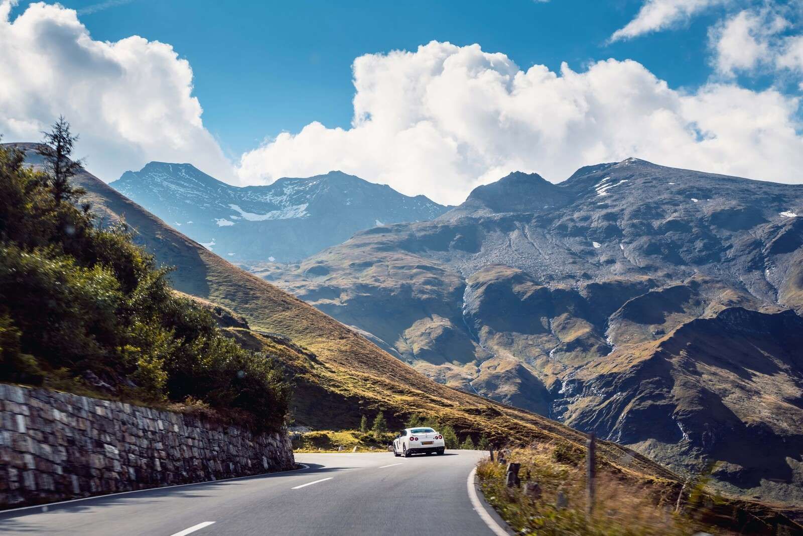 1600x1067 Wallpaper Mural of a mountain road