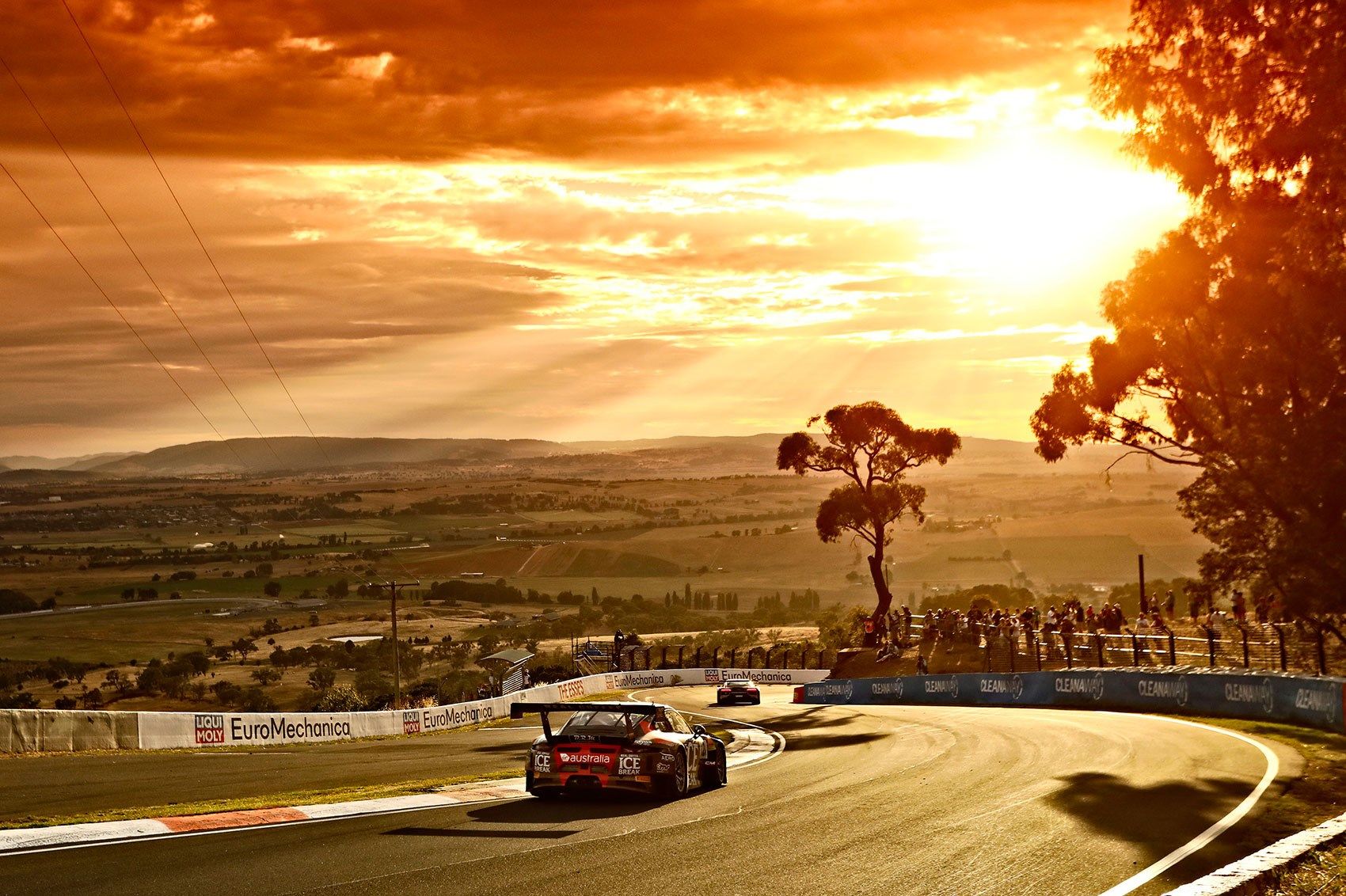 1700x1132 The most stunning picture from the 2017 Bathurst 12 Hours