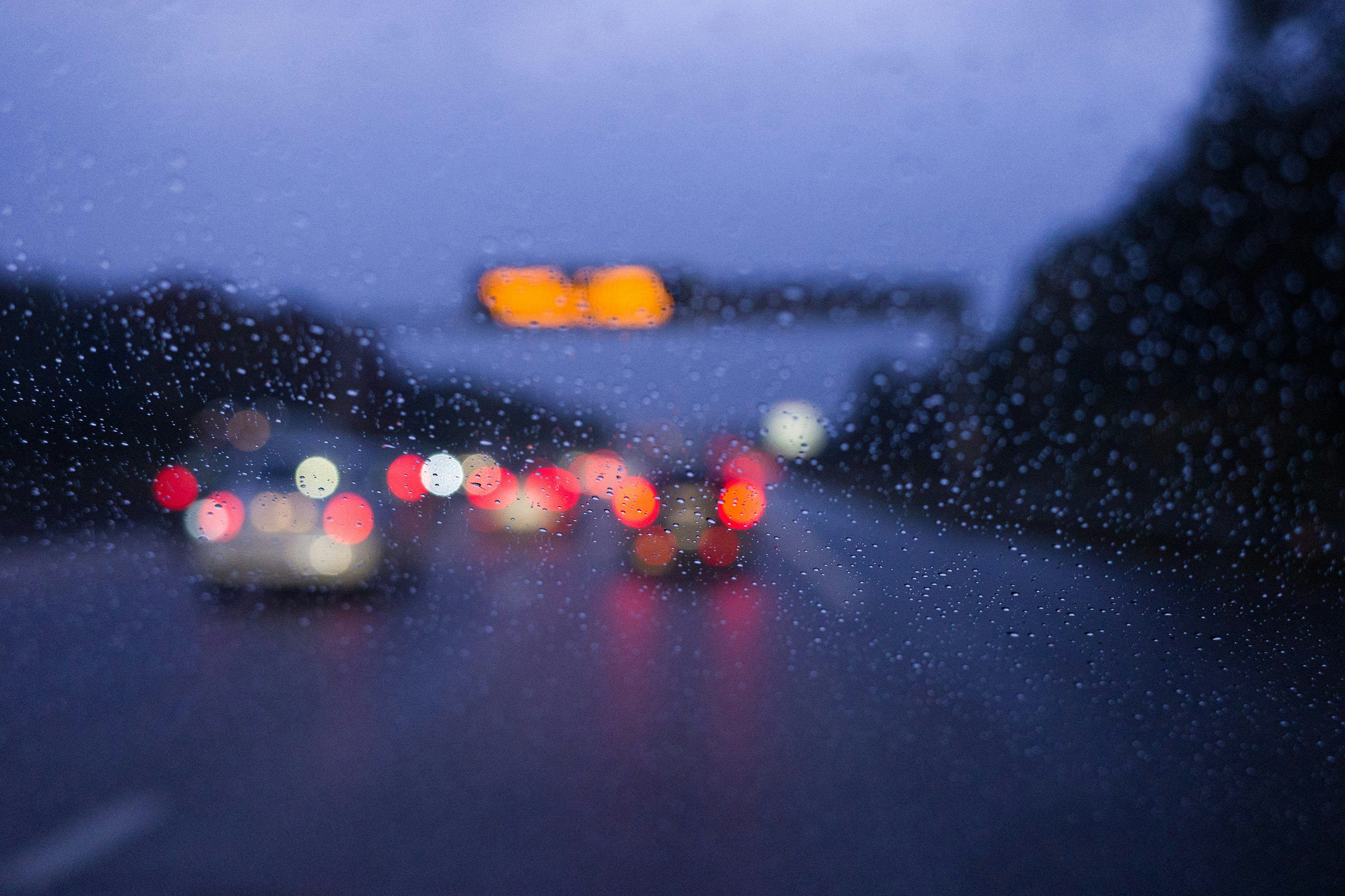 3000x2000 A blurry picture of cars on a rainy day