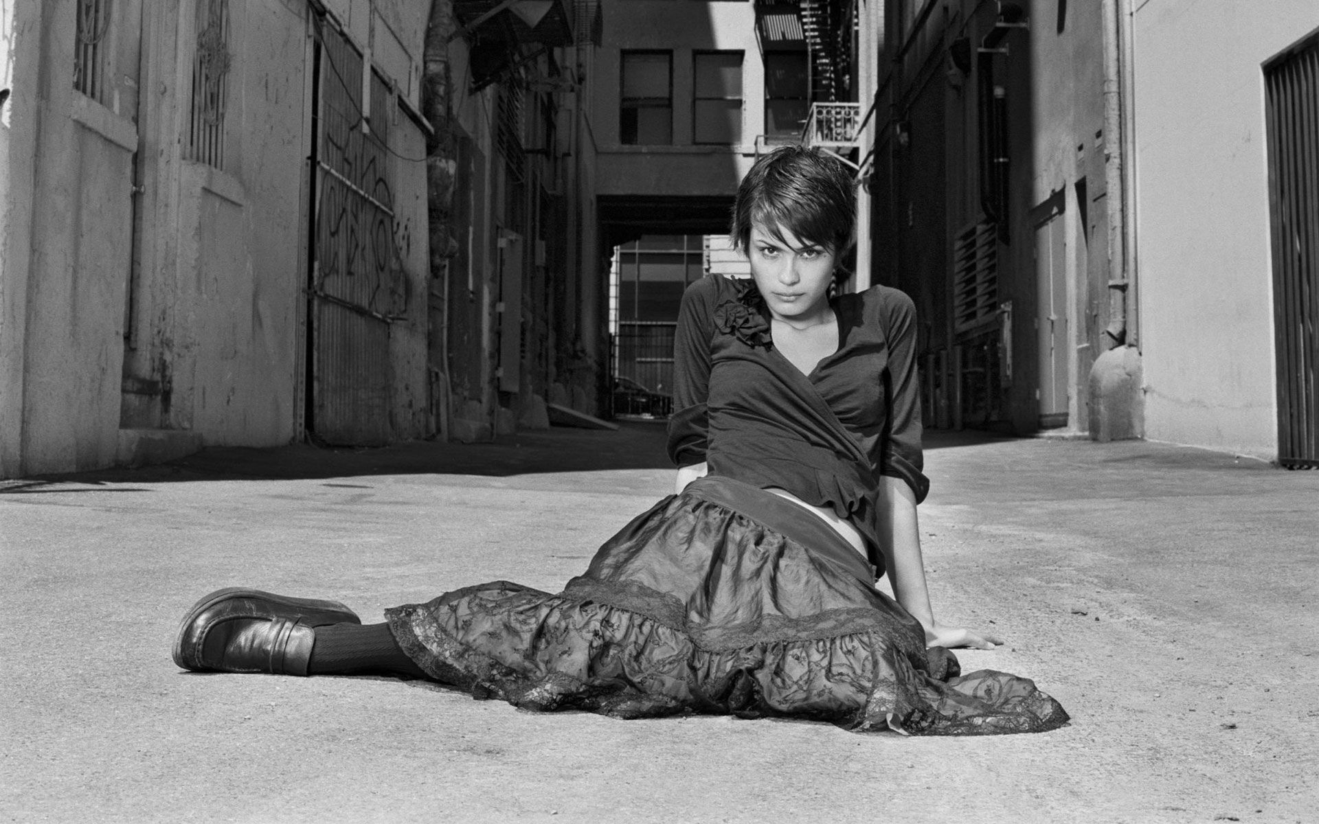 1920x1200 Shannyn Sossamon HD Wallpaper: Striking Urban Elegancex1200