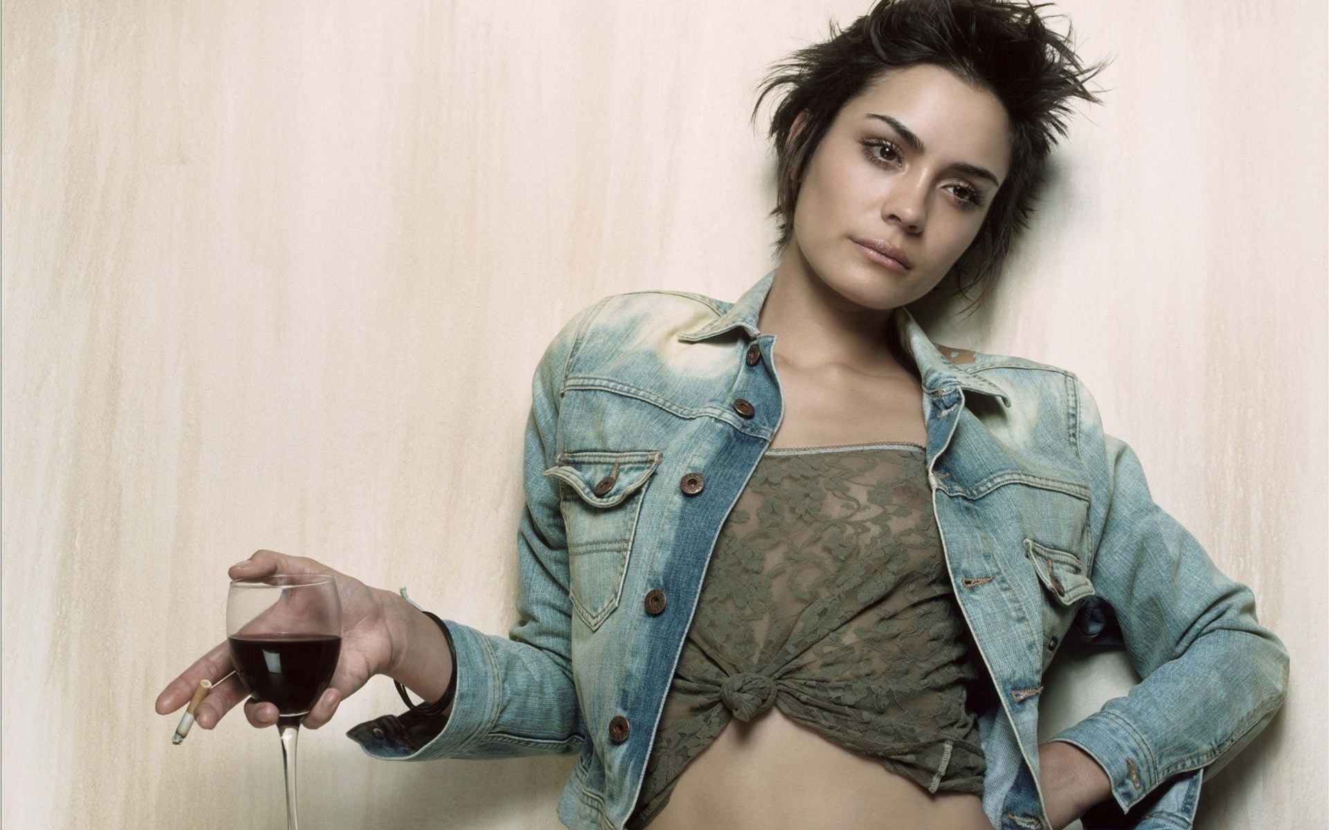 1920x1200 Обои wine, short hair Full HD на телефон и рабочий стол