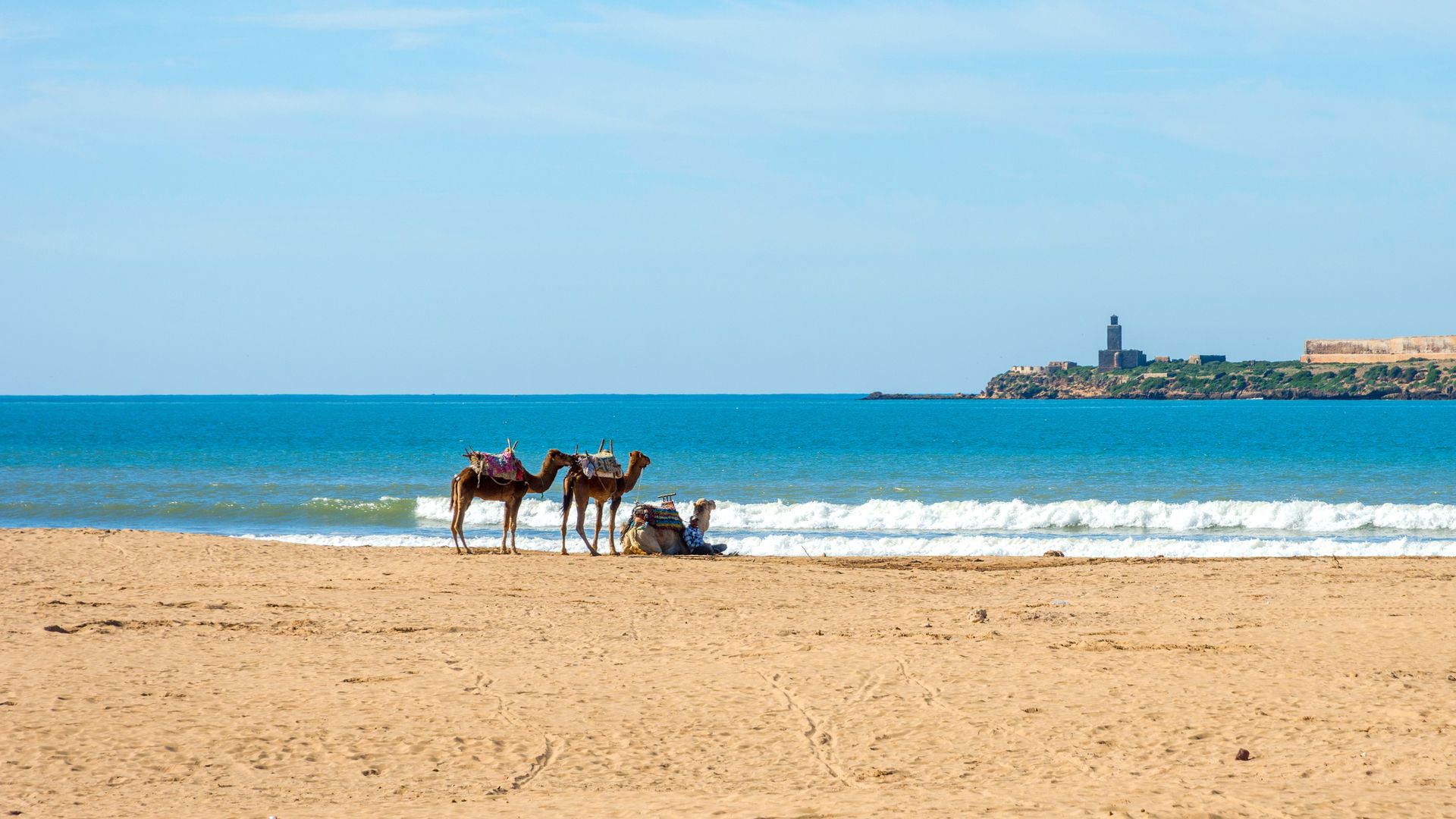 1920x1080 Morocco: this stunning beach is covered in colourful tiles