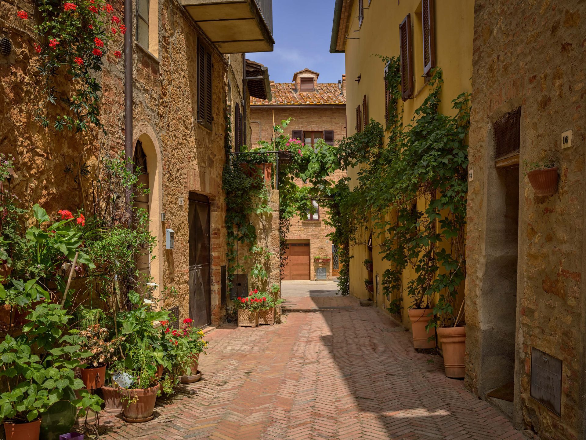 1920x1440 Italian street with plants